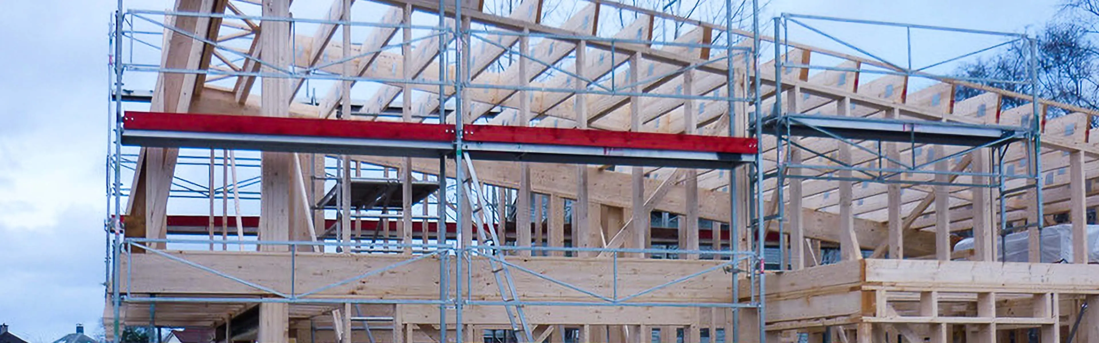 hus under oppføring med precut byggematerialer