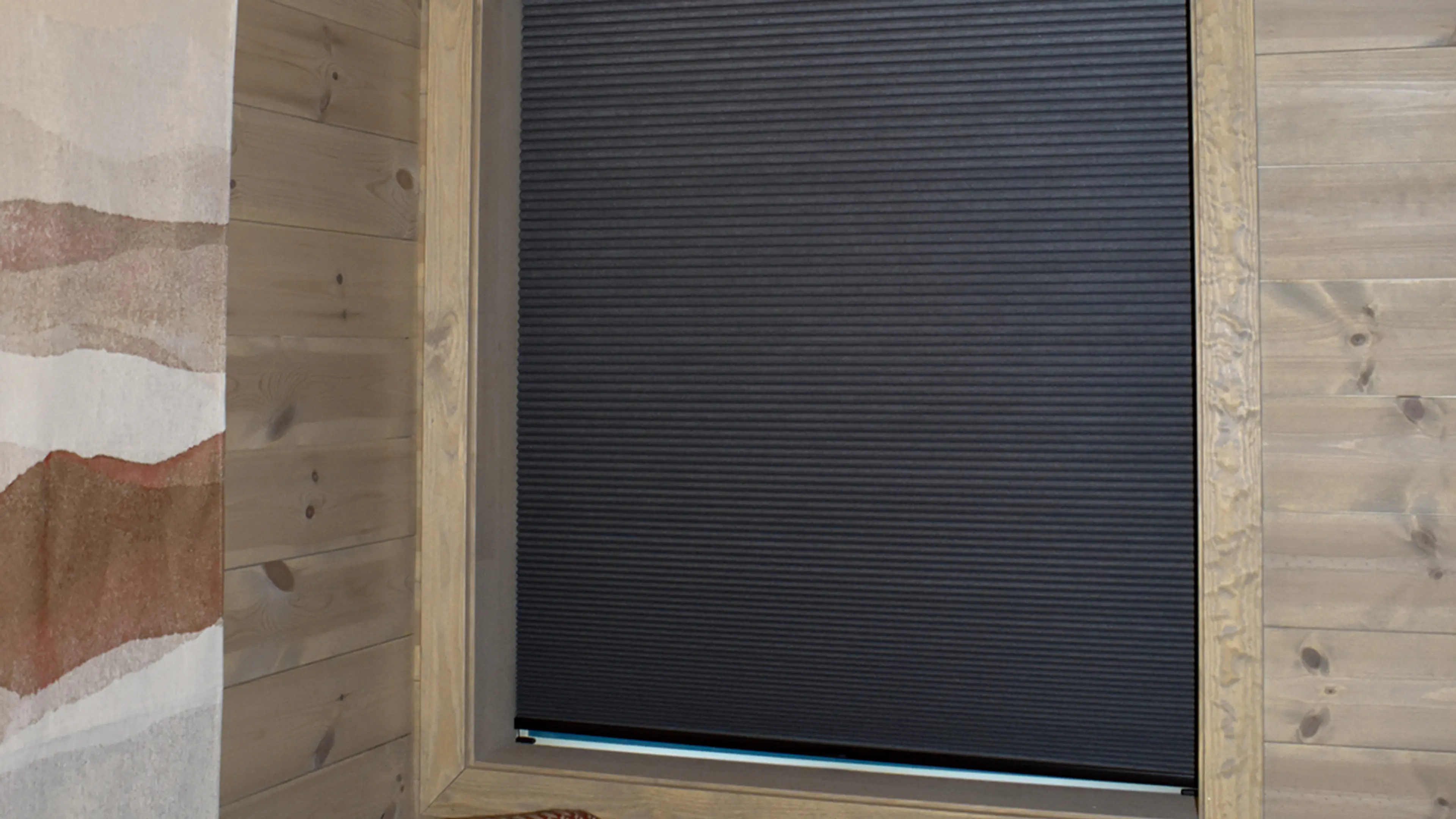 Vindu med Duo Mistral plisségardin fra NorDan som er 100 prosent lystett.