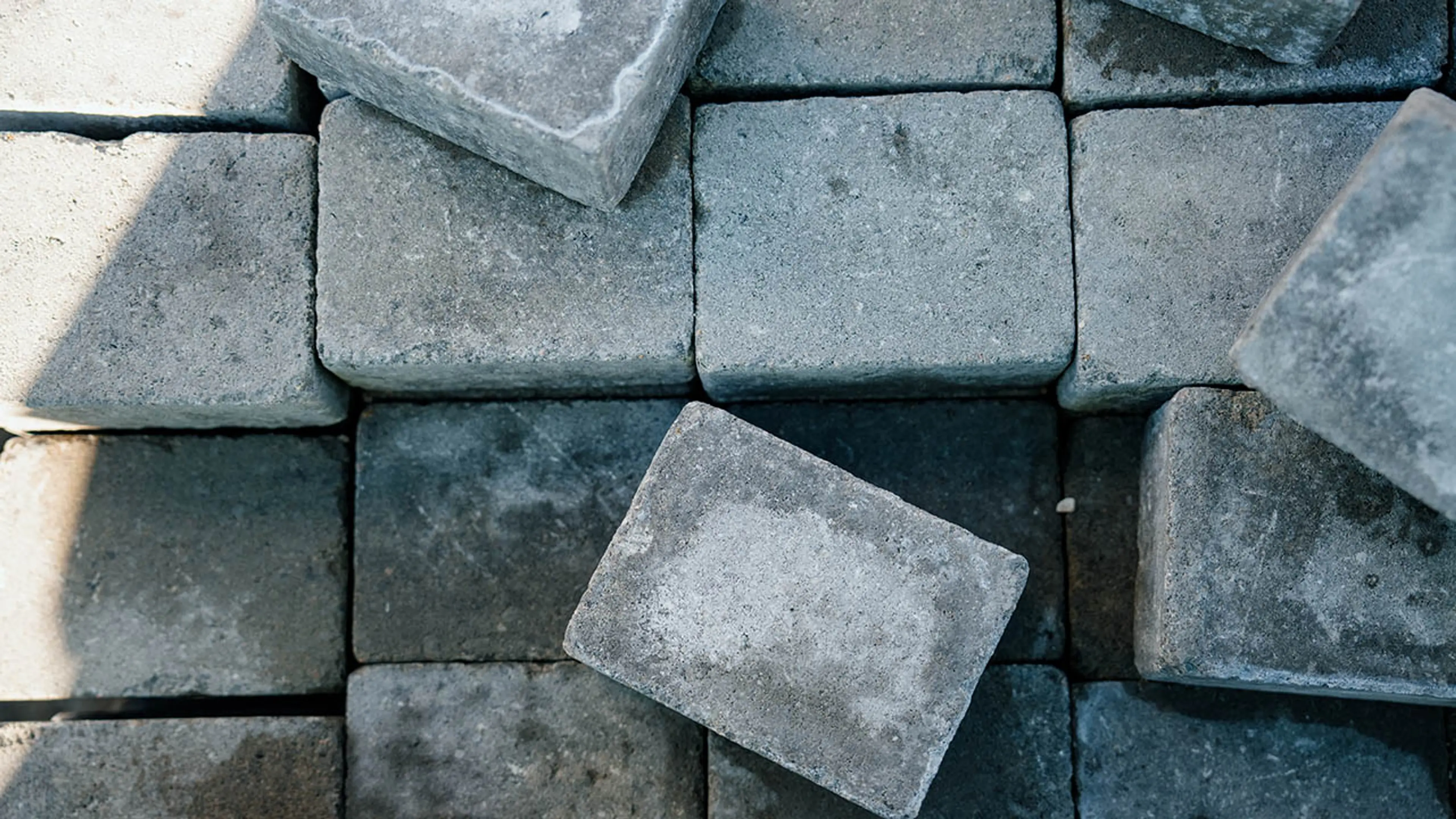 Nærbilde i fugleperspektiv av belegningsstein som er stablet.