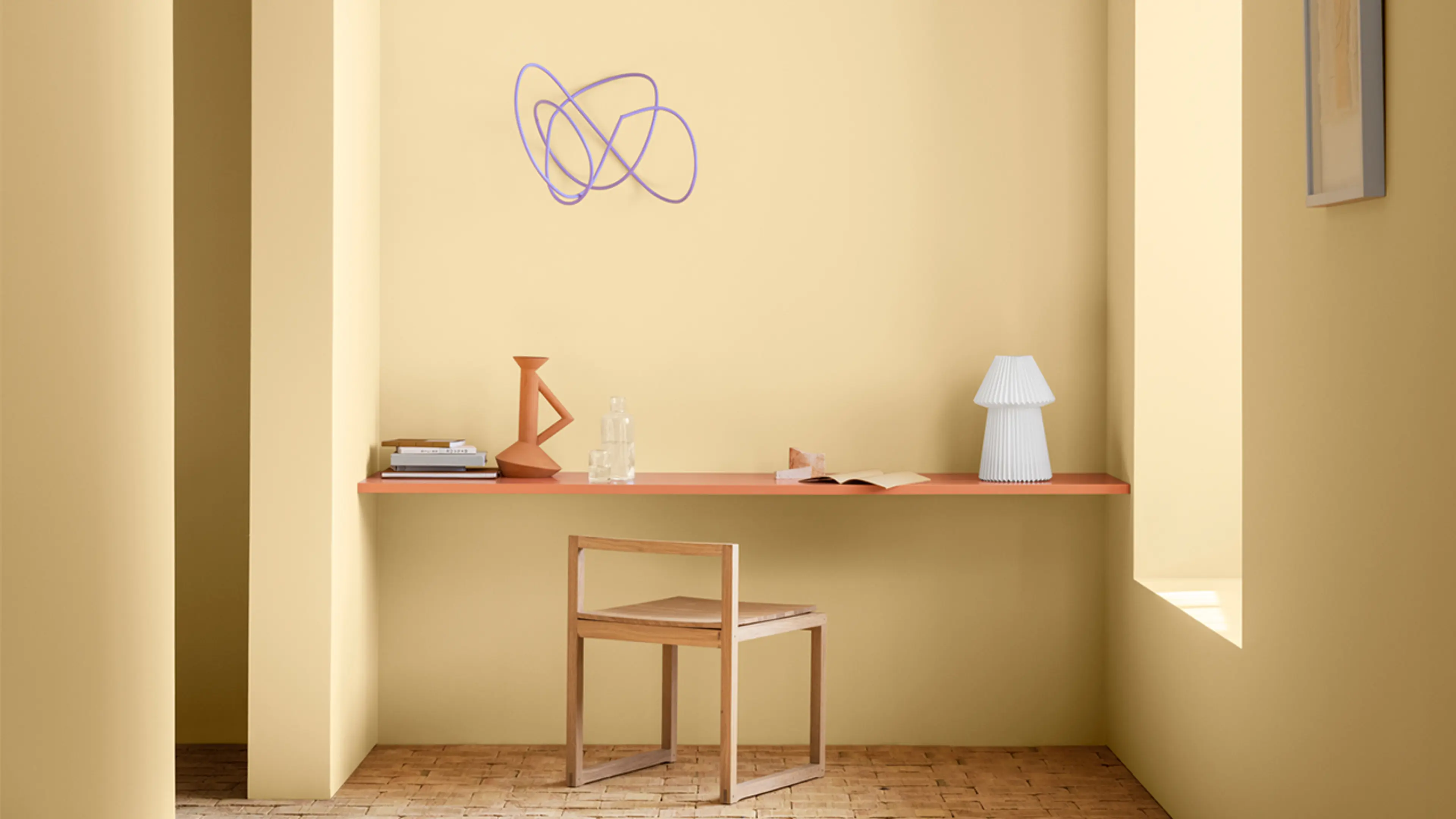 Vegg og tak malt med 1520 Cheerful Peach og skrivebord som går vegg-til-vegg malt i fargen 2489 Bella fra Jotun.