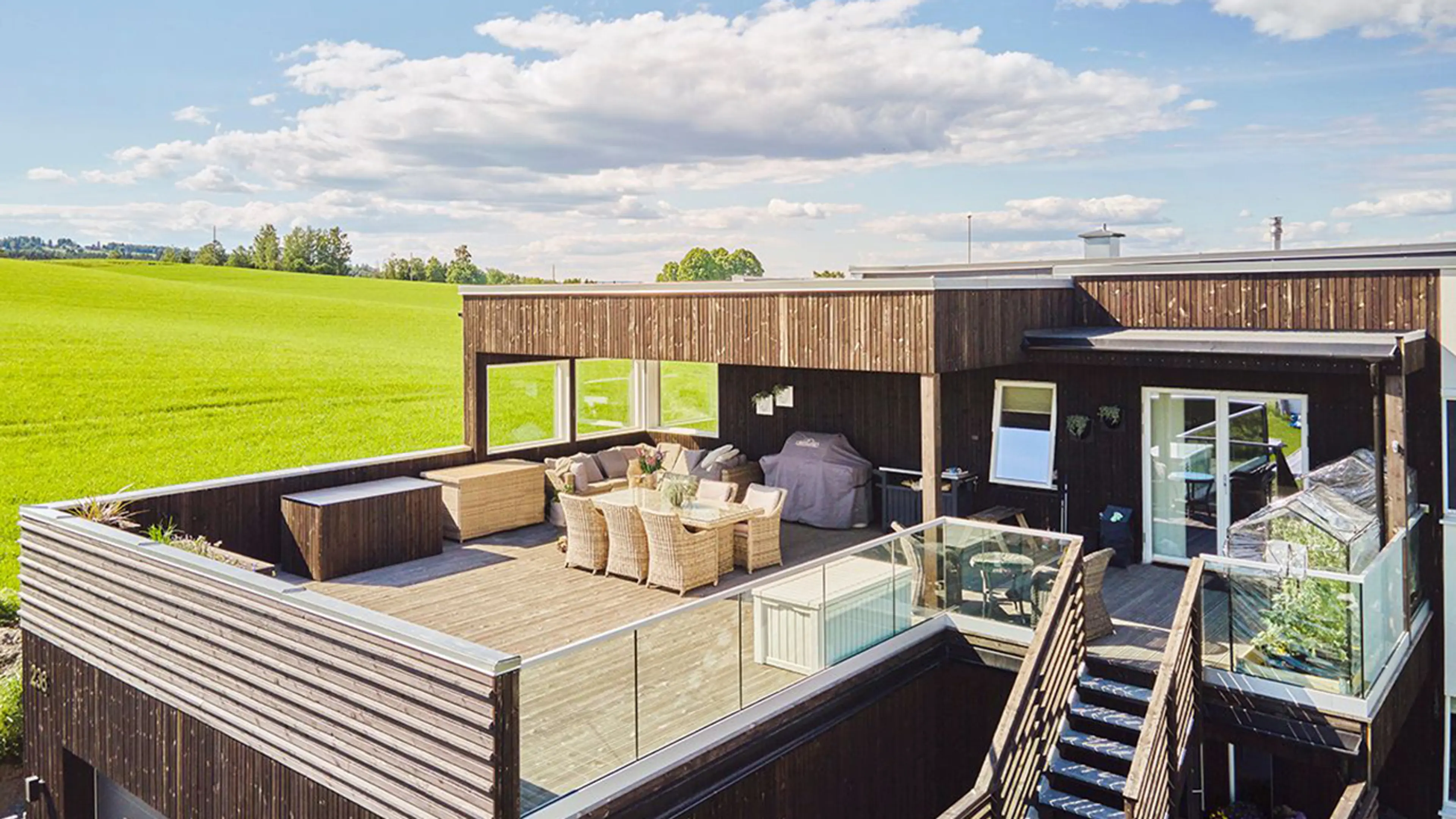 Hus og takterrasse med royalimpregnert kledning.