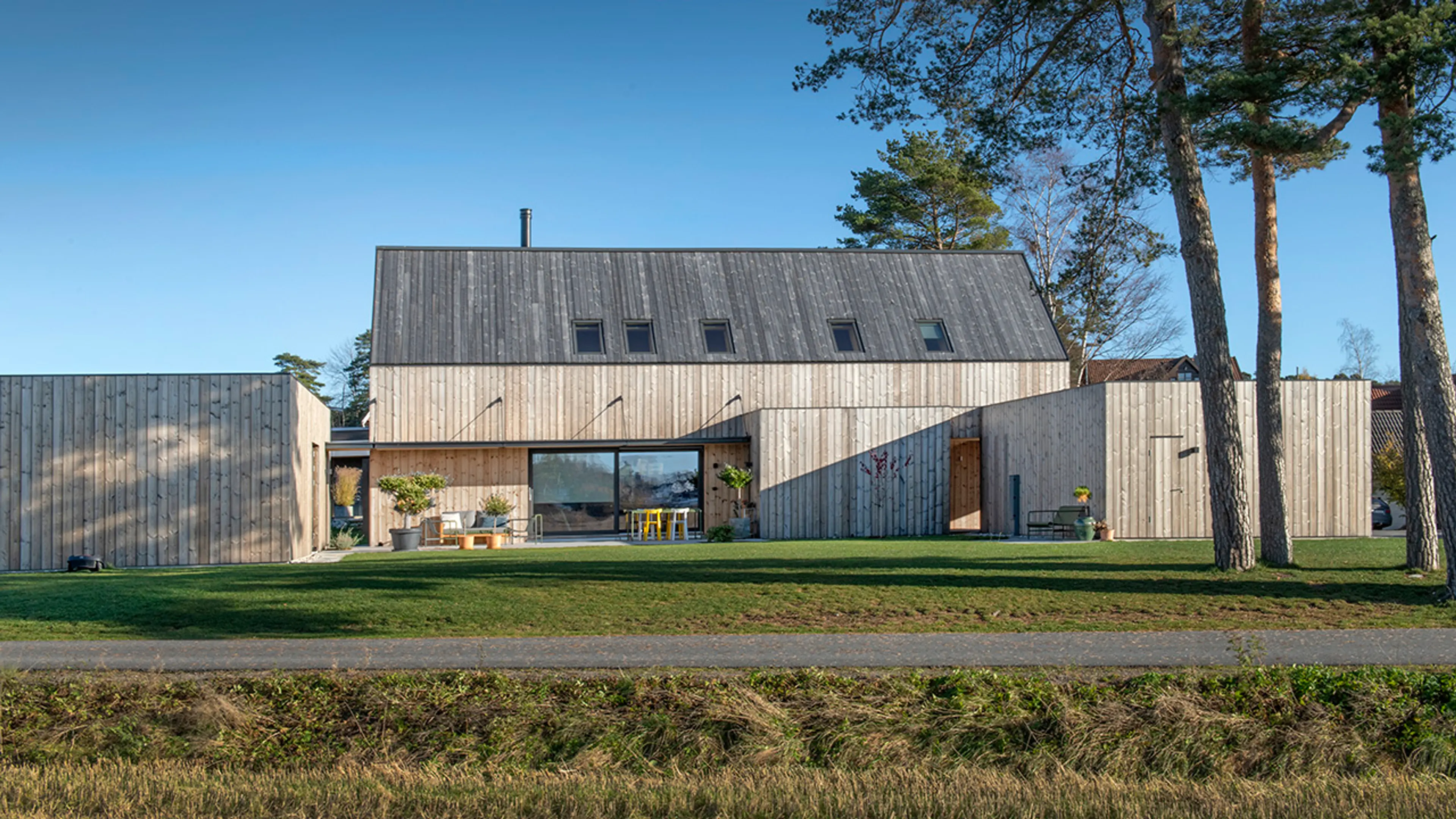 Moderne bolig i vedlikeholdsvennlig malmfuru kledning fra Hasås.