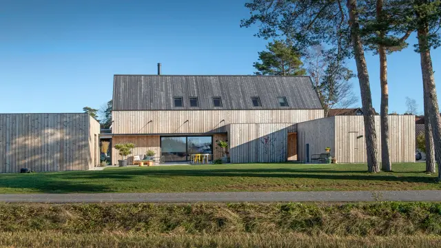 Moderne bolig i vedlikeholdsvennlig malmfuru kledning fra Hasås.