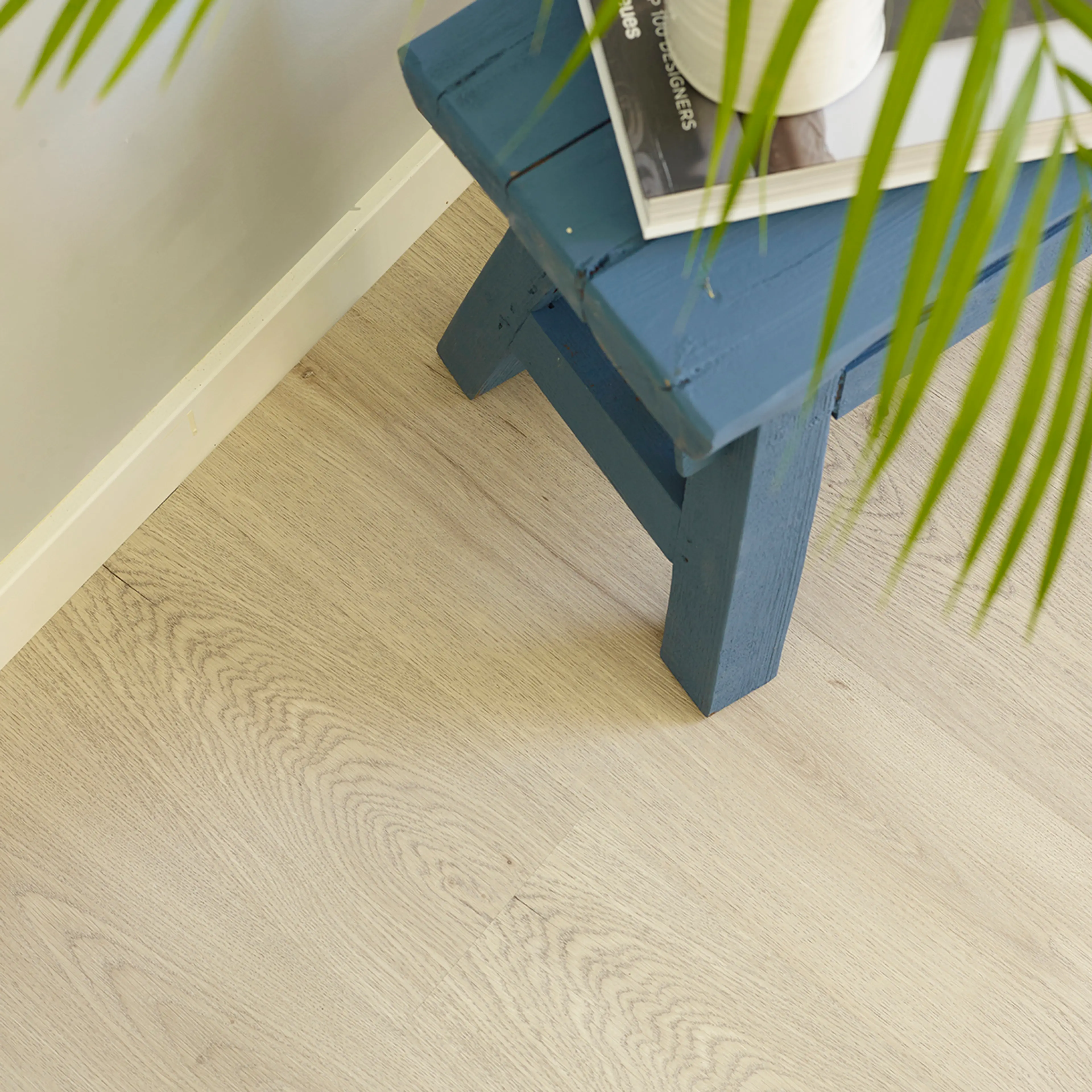 Lyst korkgulv og krakk med plante