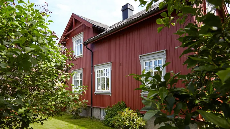 Ny kledning på gammelt hus i fargen 2006 Husmannsrød fra Jotun.