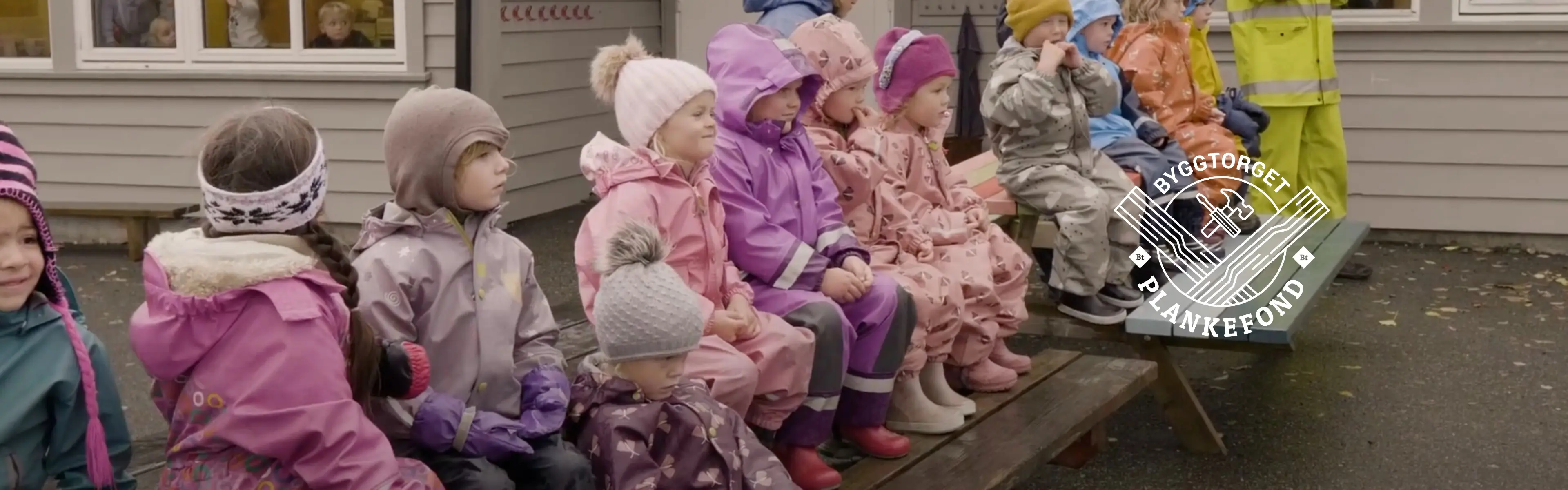 Barna i Lunde barnehage på Tysnes venter spent på den nye lekehytta fra Byggtorget Plankefondet