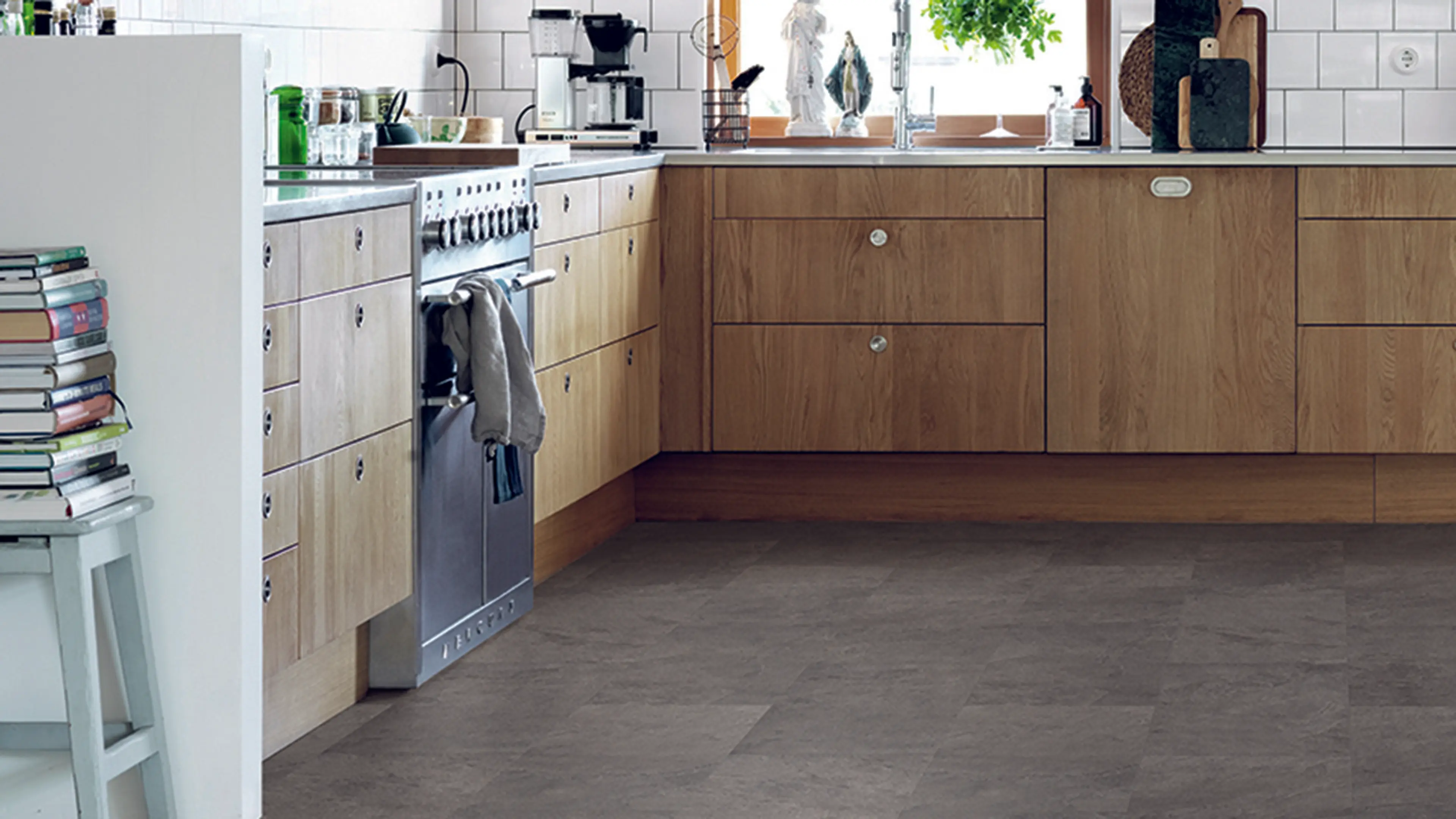 Inspirasjon til gulv på kjøkken med trekjøkken med vinylgulv med steinmønster.
