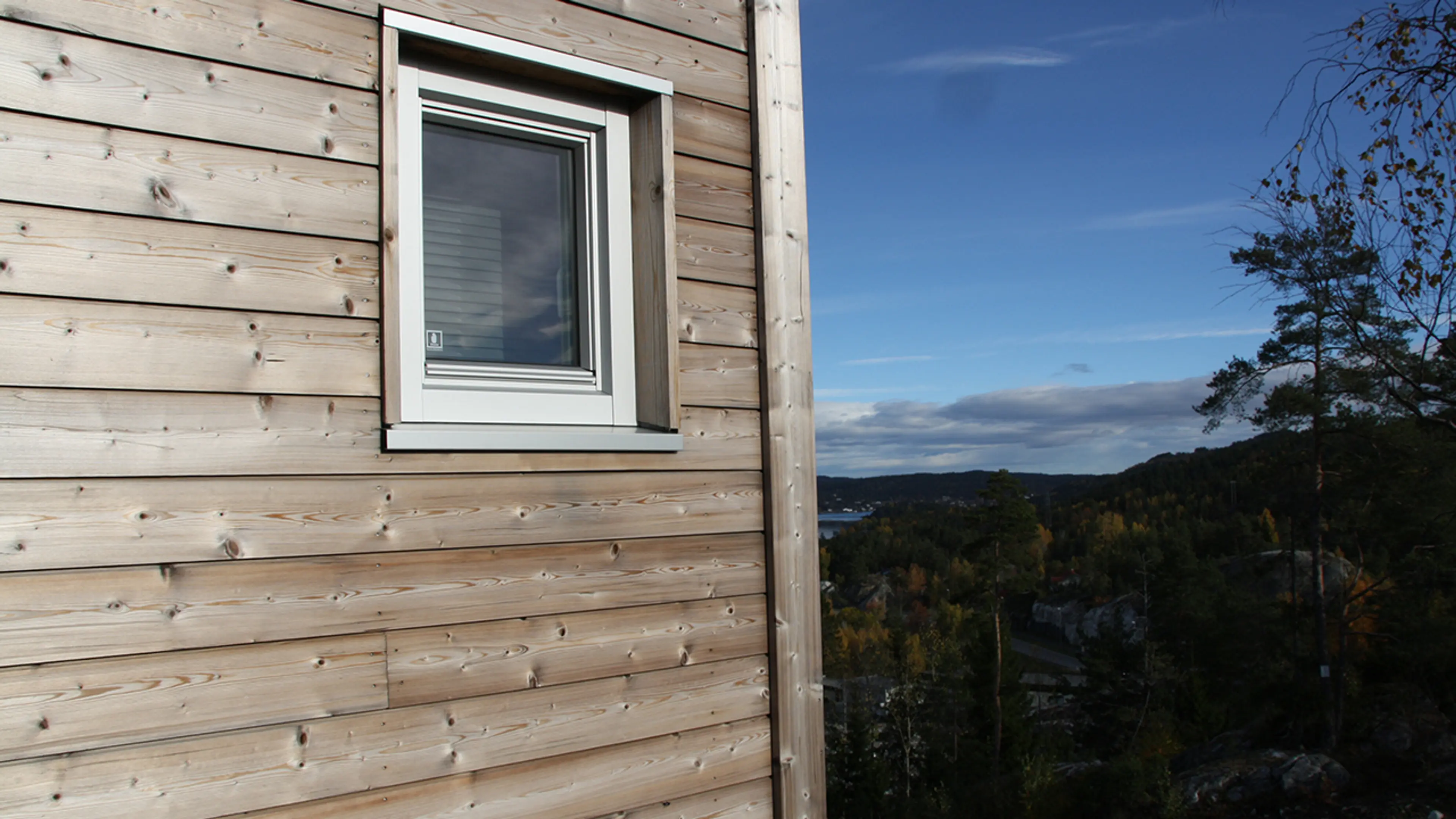 Liggende kledning i vedlikeholdsvennlig termogran.