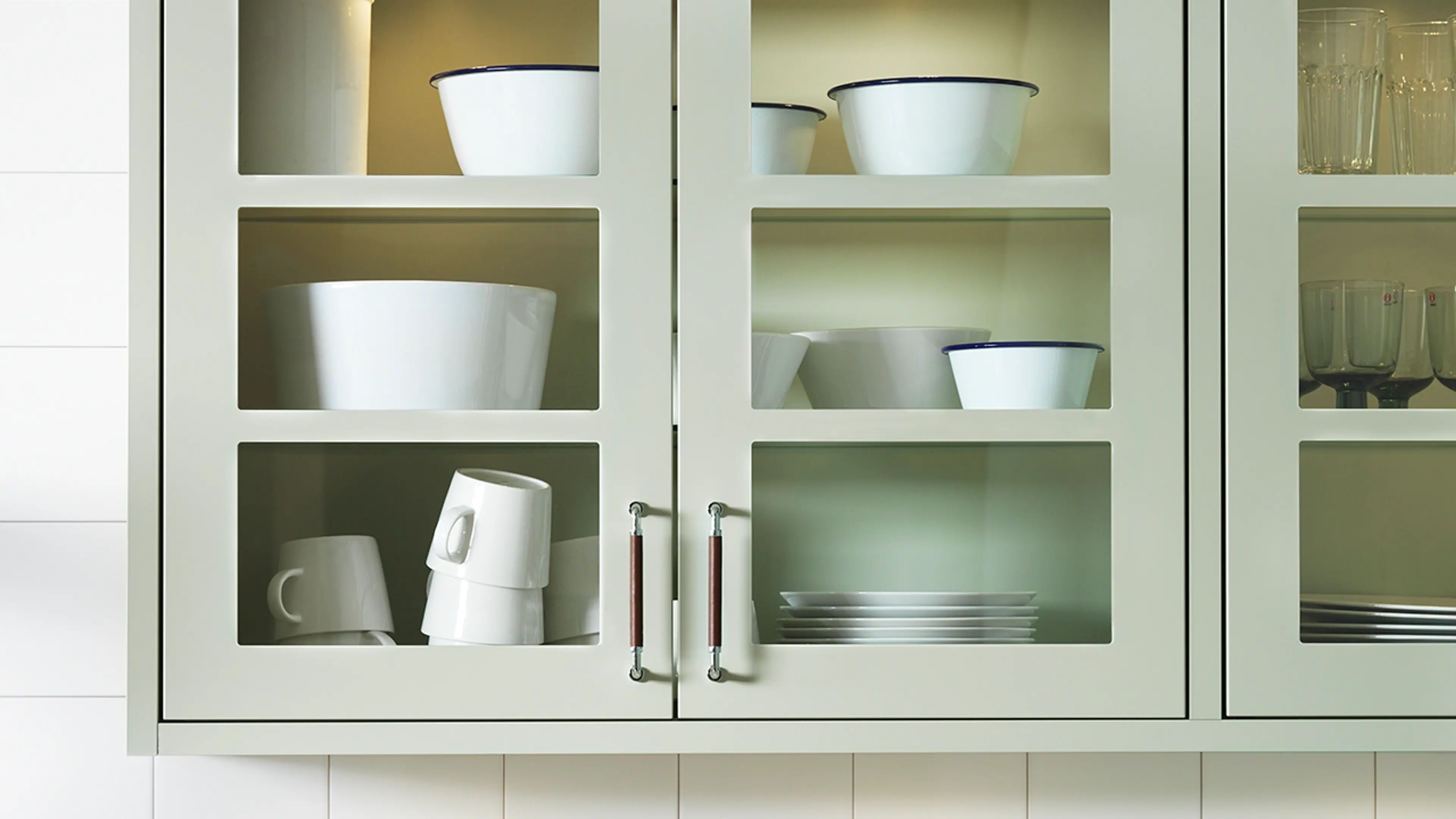 Lysegrønne skap med glassfelter fra Drømmekjøkkenet.