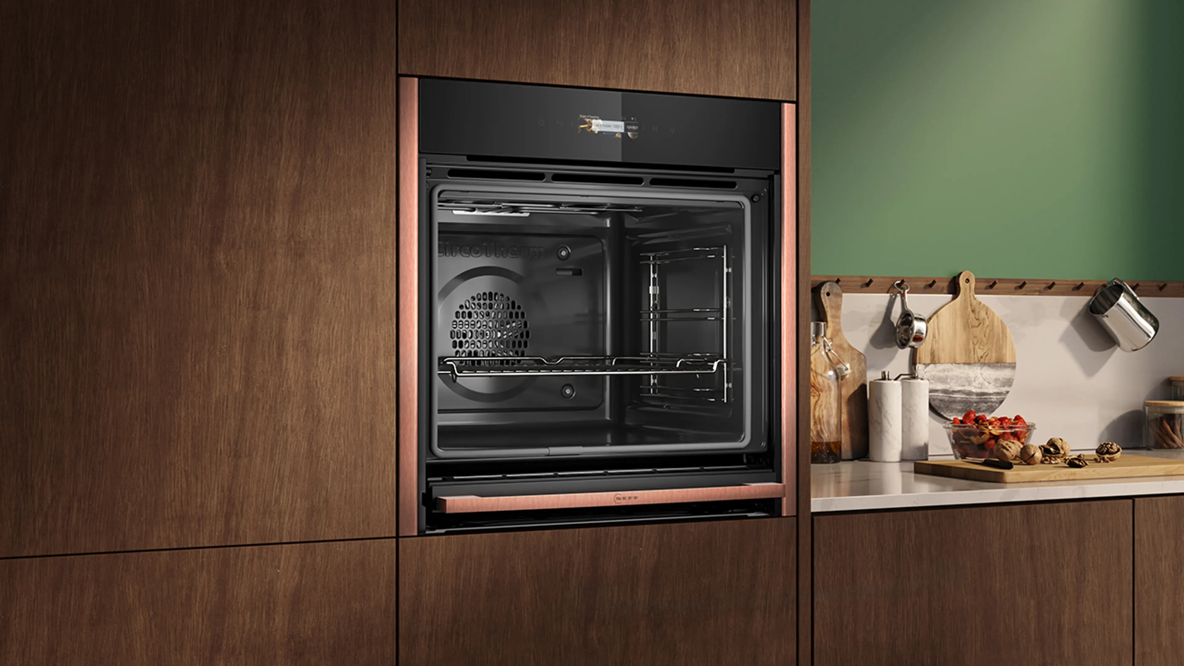 NEFF Slide&Hide ovn integrert i kjøkkenskap i eikekjøkken.
