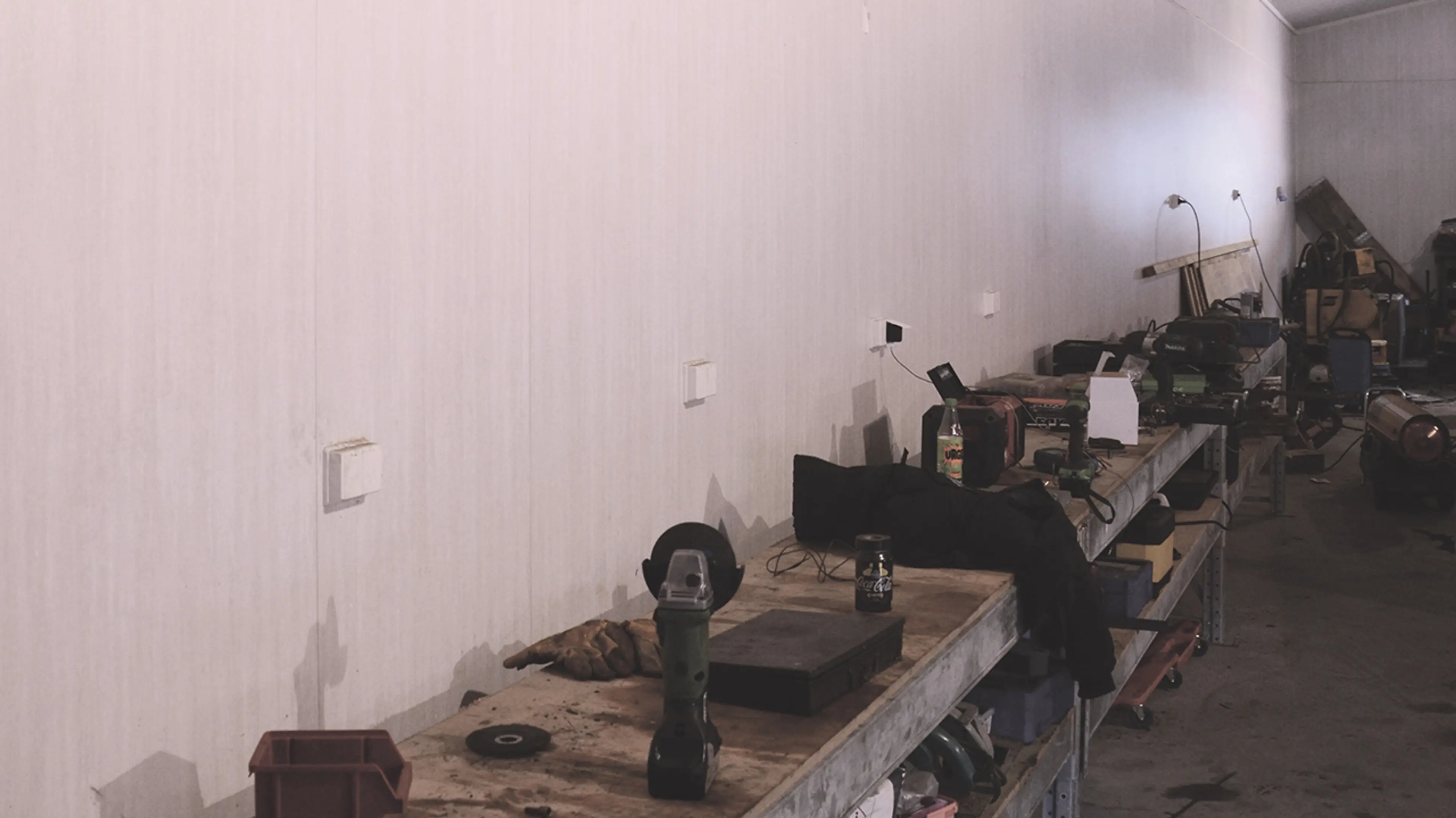 Forestia eliteX veggplater til landbruk i fjøs med arbeidsbenker.