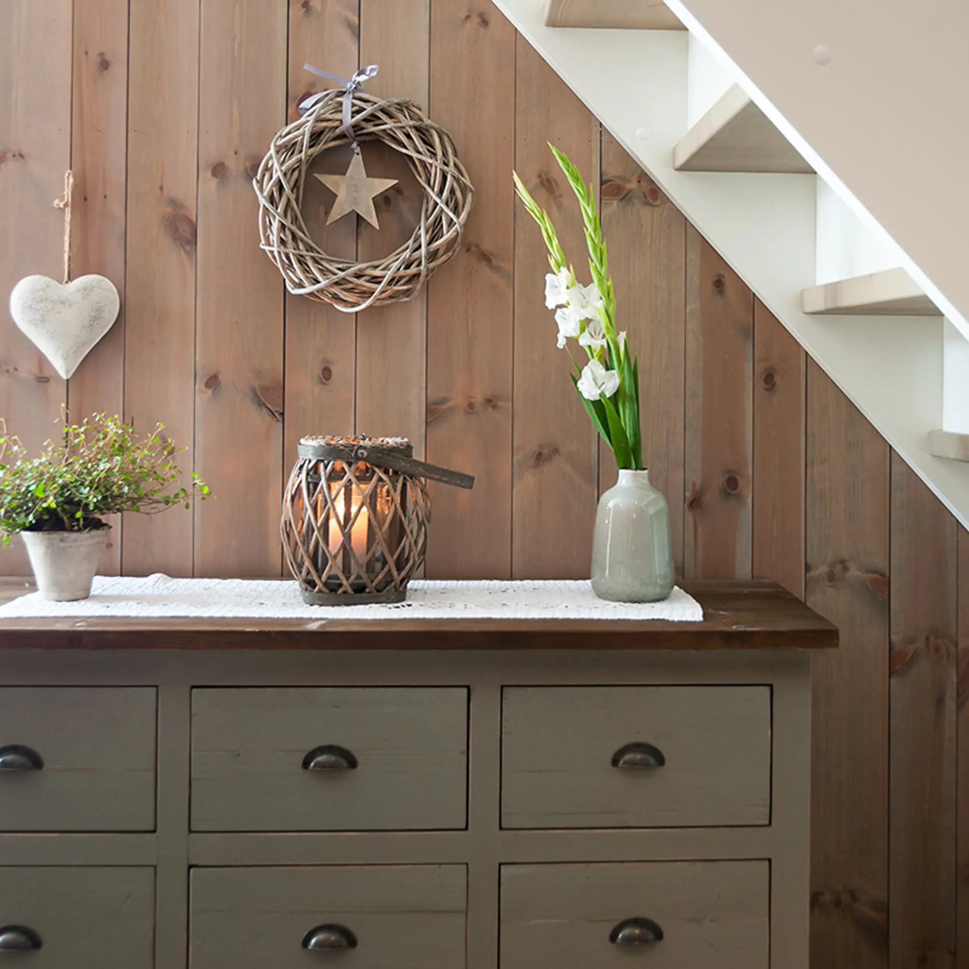 Vegg med Eventyrpanel i fargen Drivvedgrå.