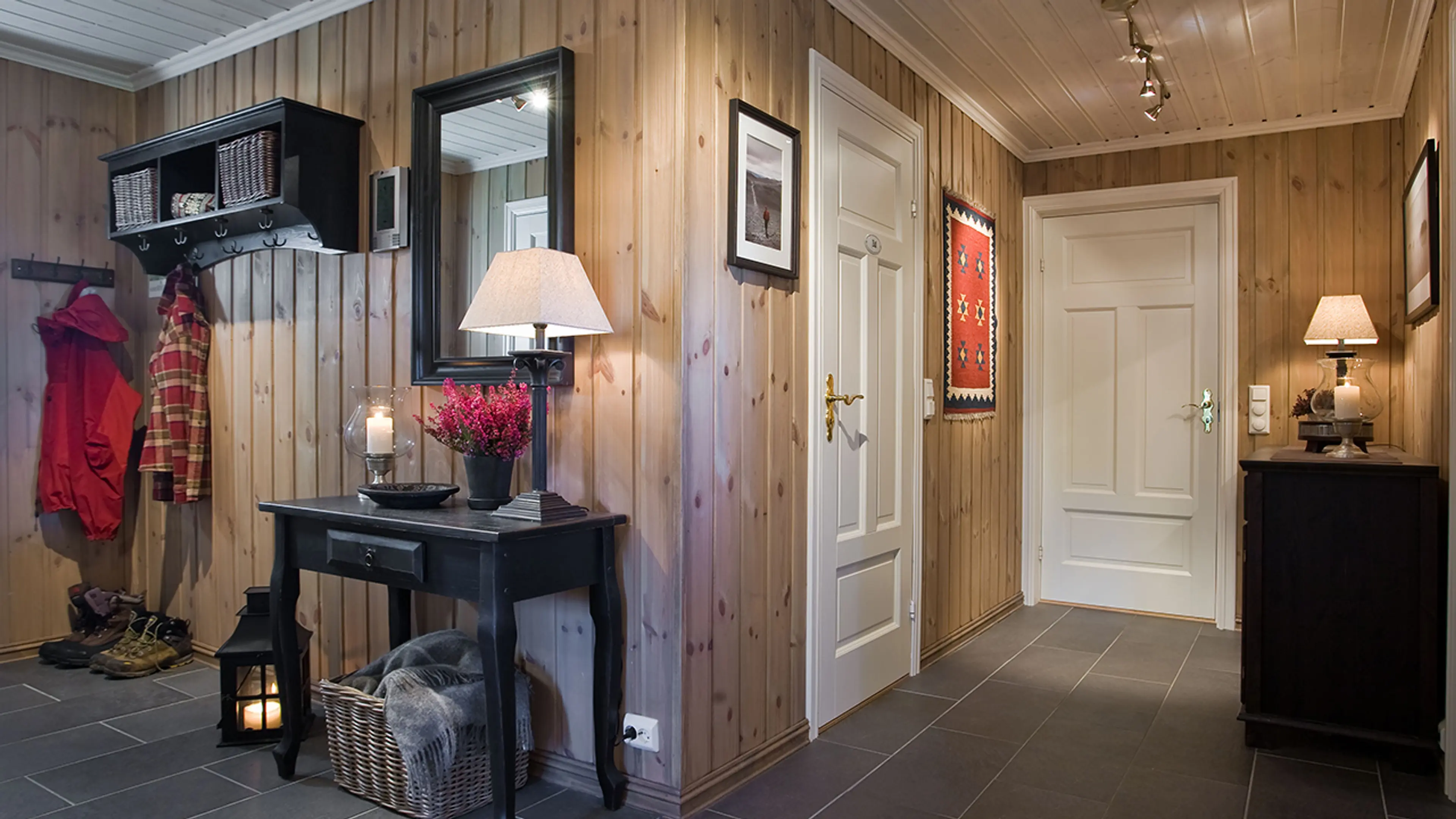 Gang/entré i hytte med furuvegger og gulvfliser