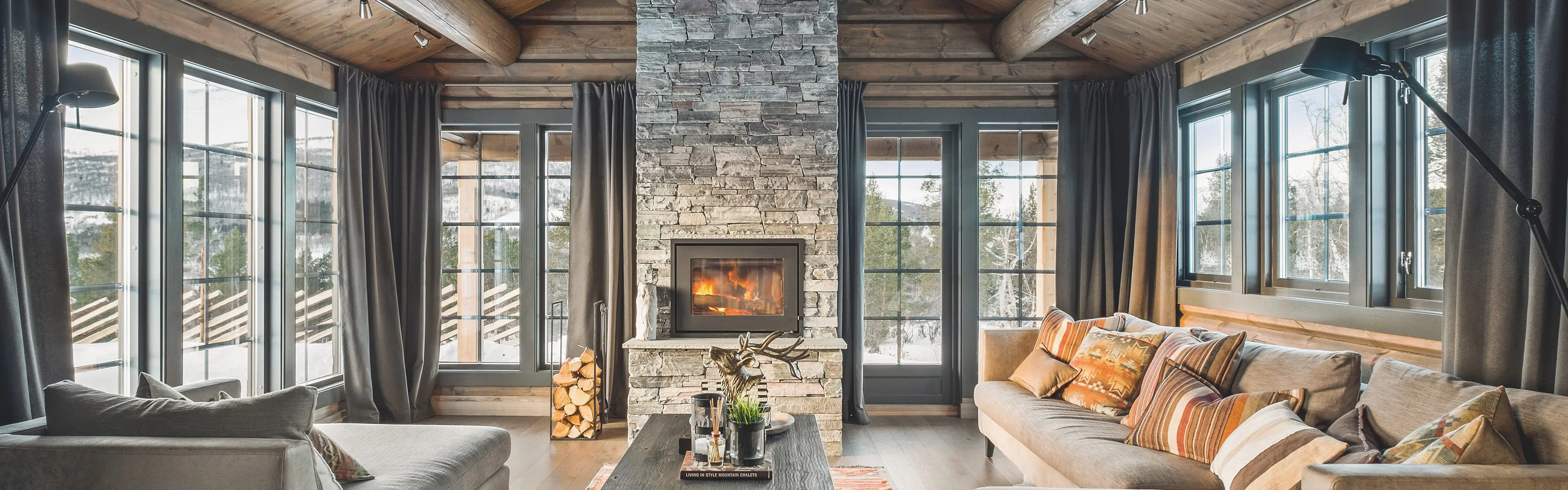 Nye vinduer skiftet i hytte med peis.