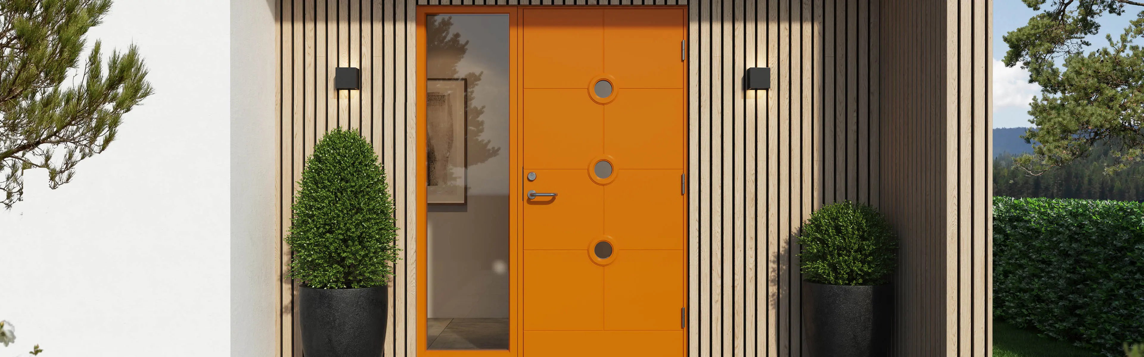 Orange ytterdør med sidefelt på hvitt murhus med spilevegger ved inngangspartiet.