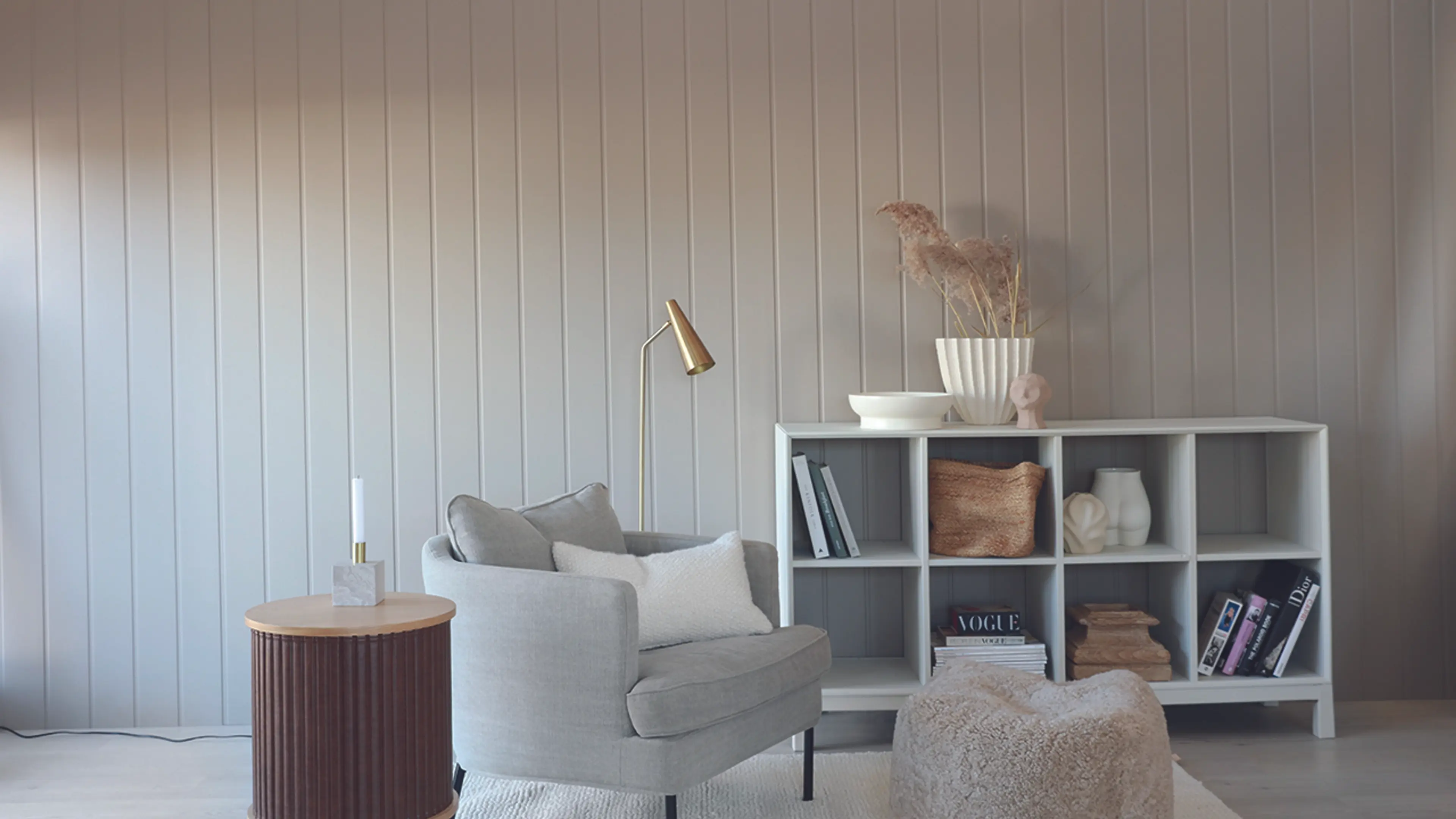 Stue med en klassisk beige farge på veggene.