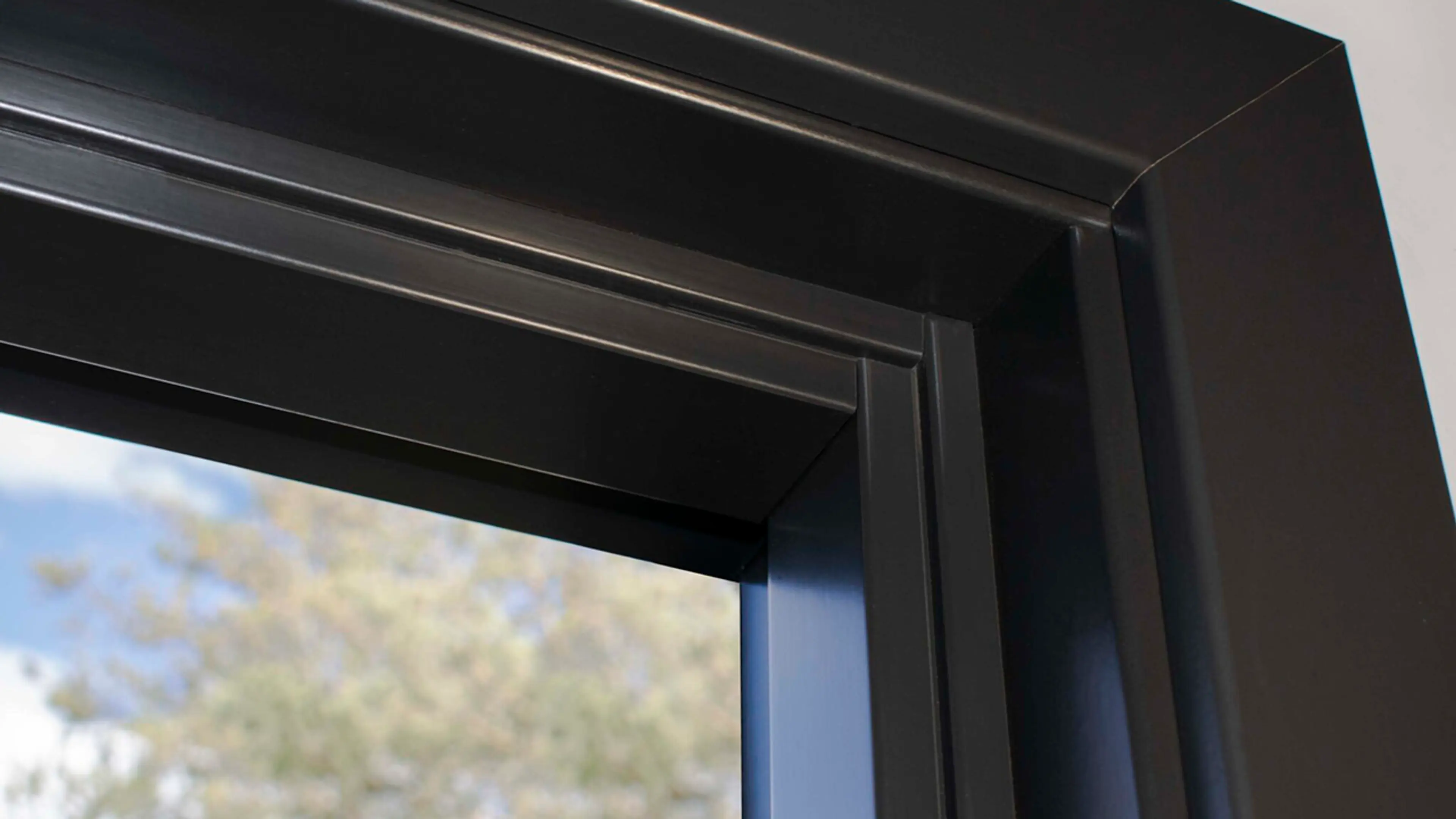 Svart vindu med listverk og karm i Dempet sort.