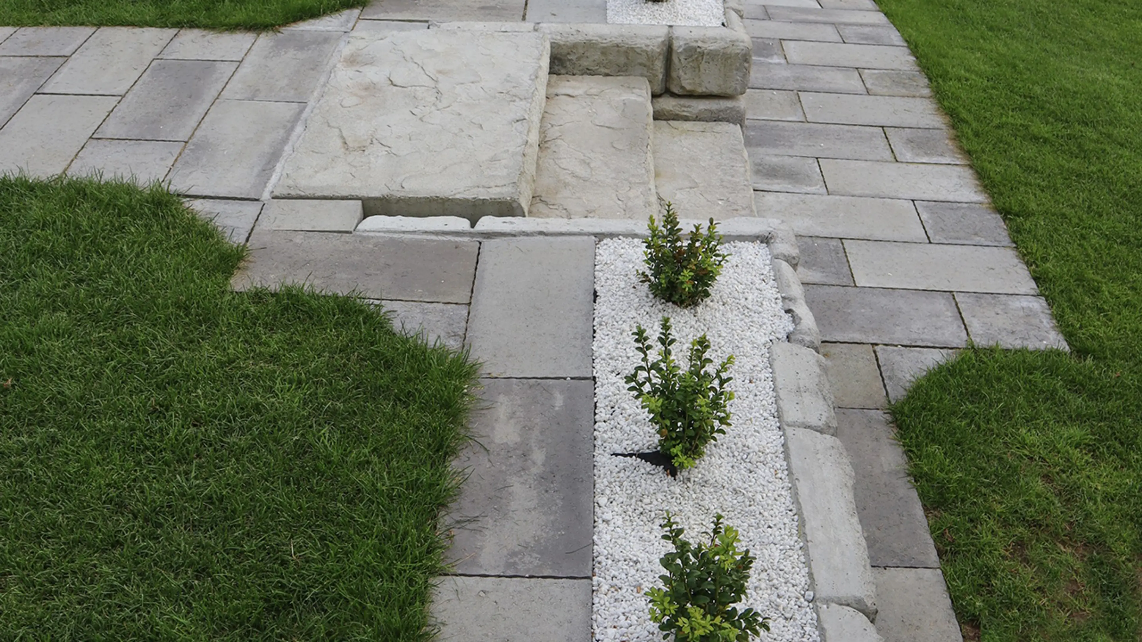 Gangsti med Terrassehelle belegningsstein og betongtrapp i hage.