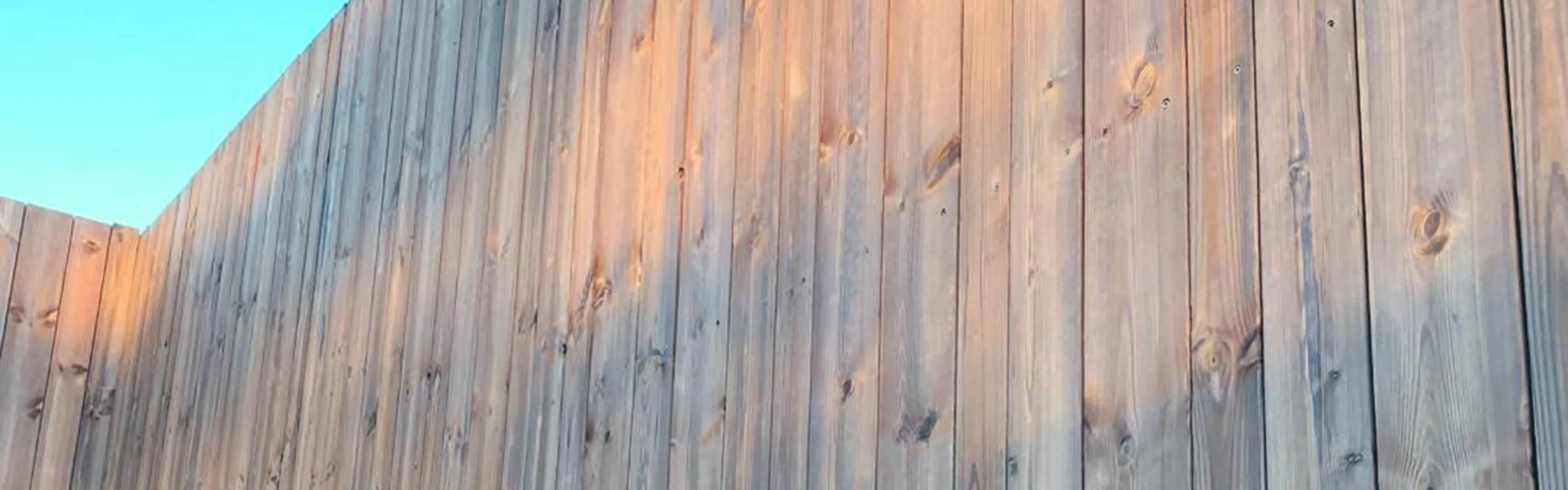 Syrefaste fasadeskruer uten blinkende finish på kledning.