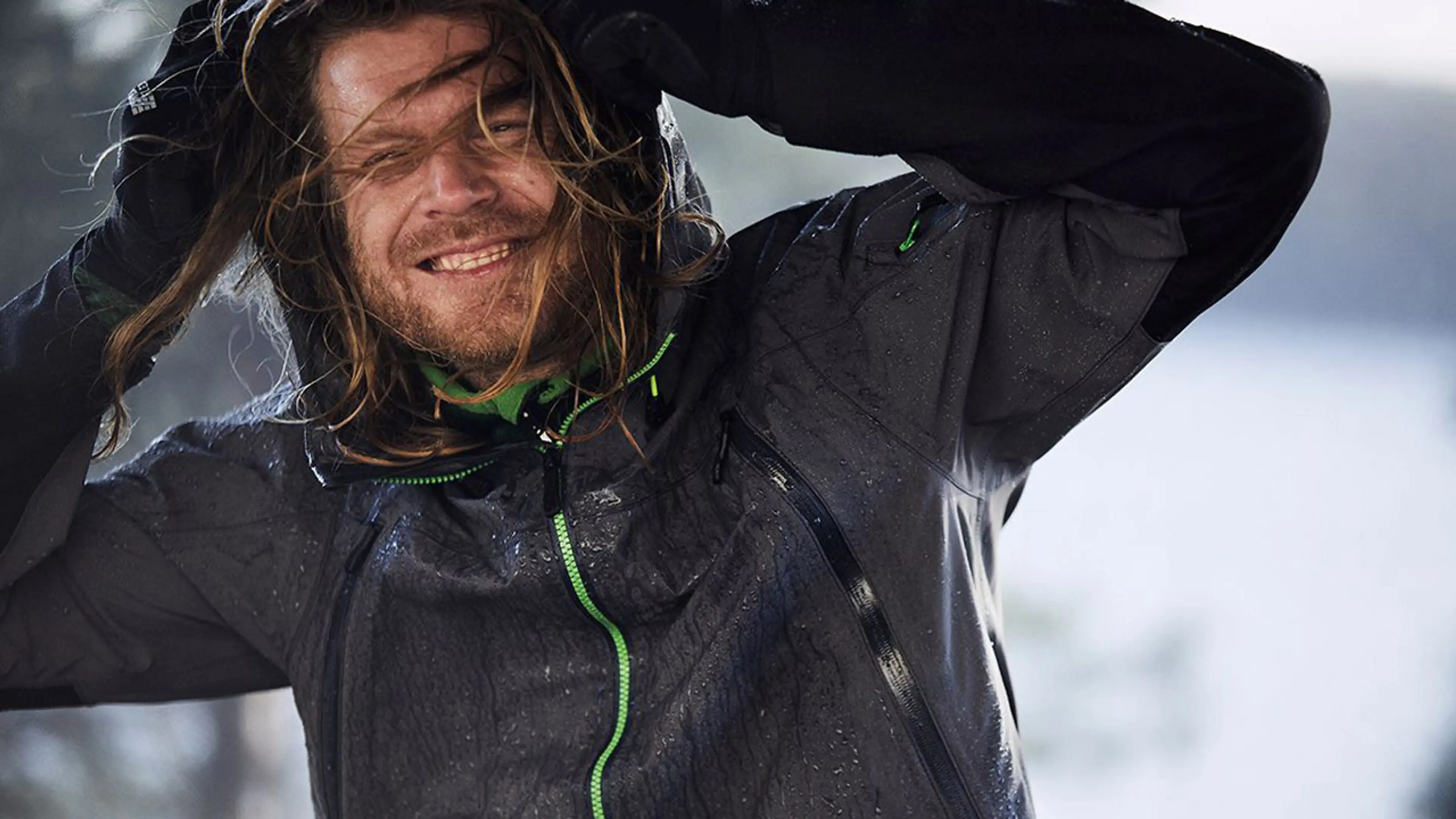 Mann med vannavstøtende jakke som arbeidstoy på vinteren.