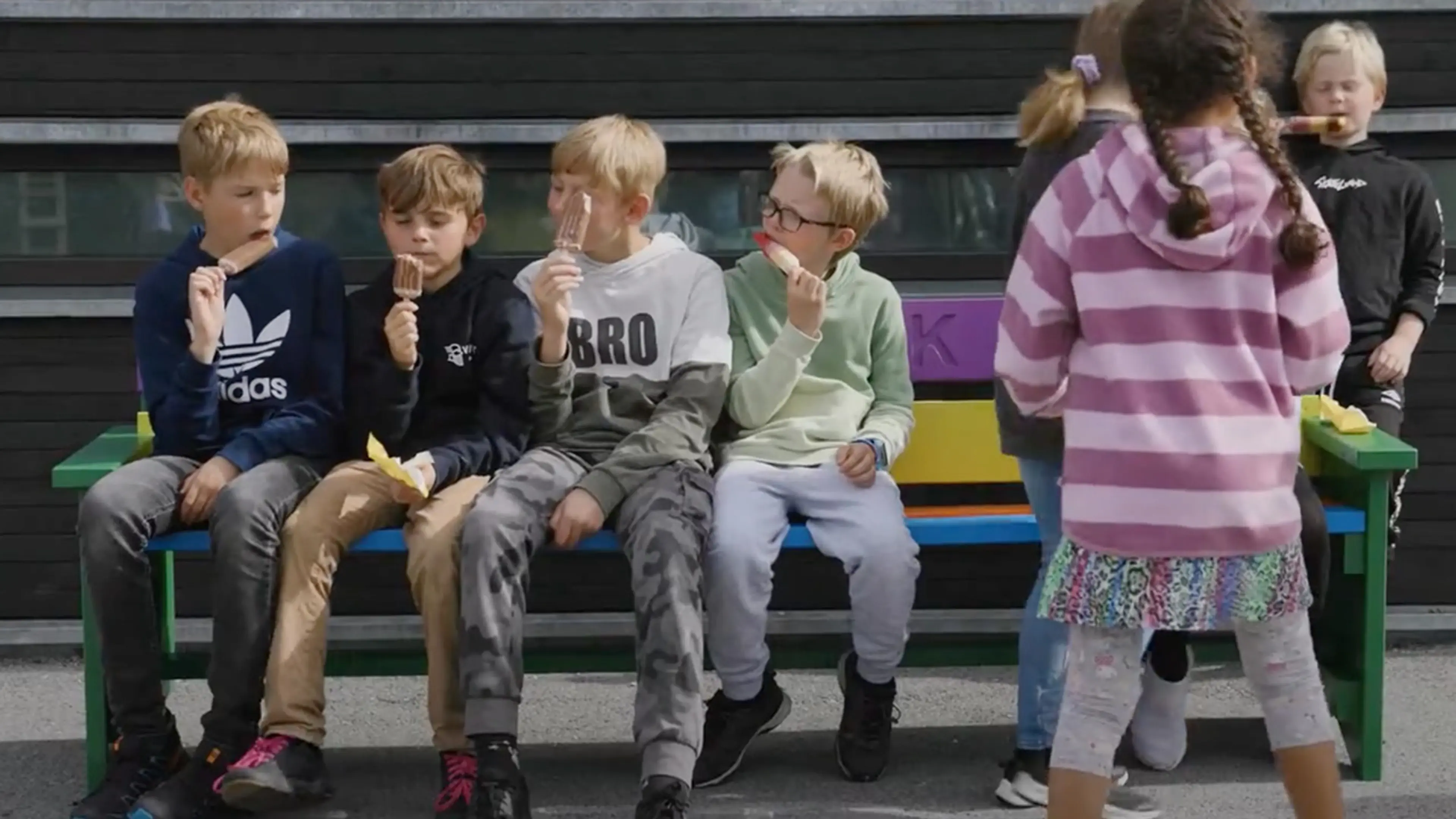 Gjennom Byggtorgets Plankefond fikk Oda (9) oppfylt ønsket sitt om en vennebenk på skolen. Et prosjekt som fremmer inkludering på Rogne skule i Øystre Slidre.