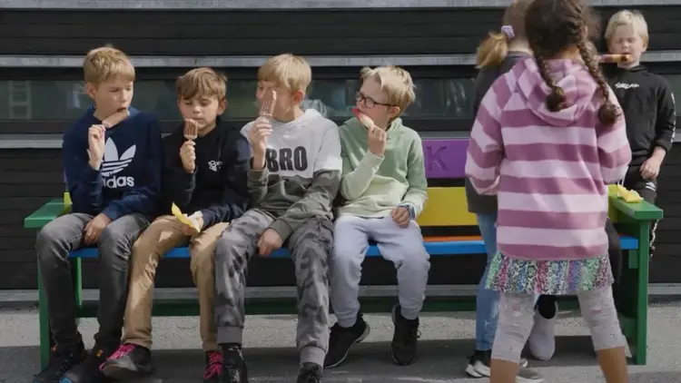 Gjennom Byggtorgets Plankefond fikk Oda (9) oppfylt ønsket sitt om en vennebenk på skolen. Et prosjekt som fremmer inkludering på Rogne skule i Øystre Slidre.