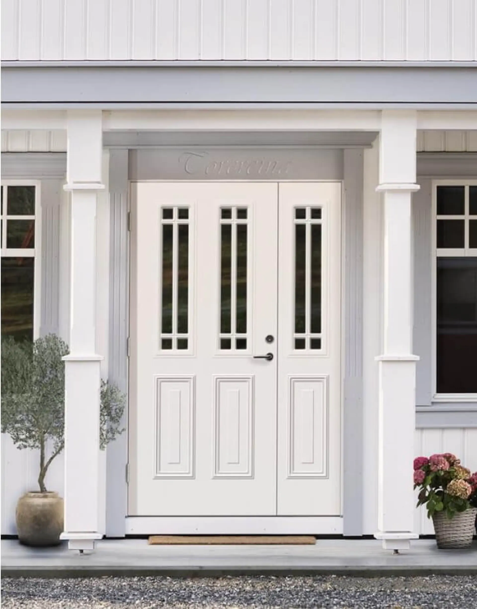 Hvit klassisk dør med profil og sidefelt.