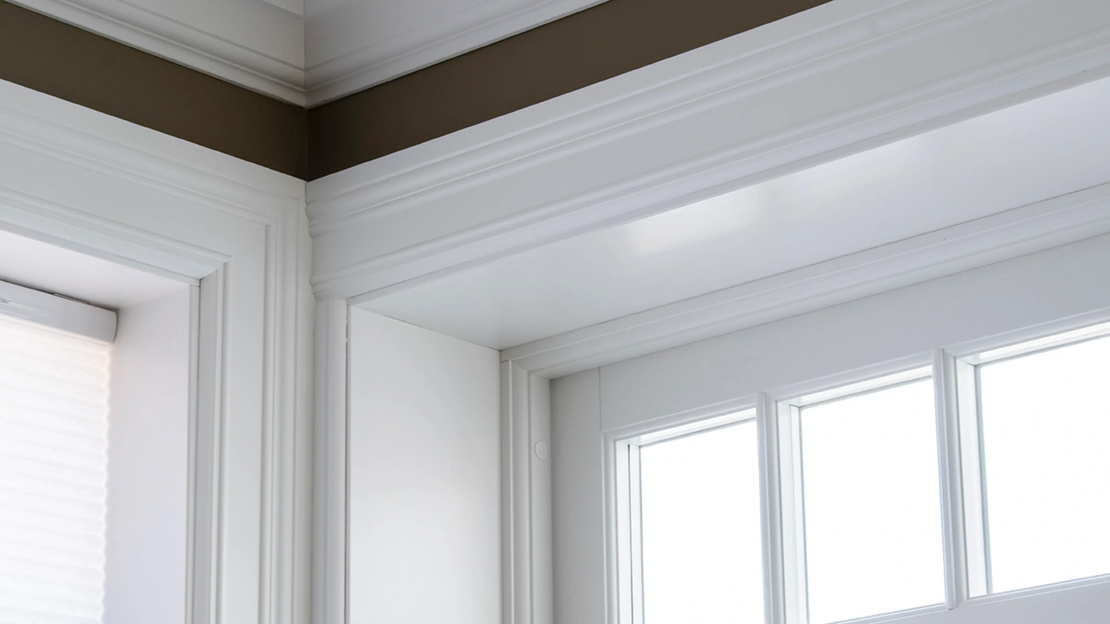 Profilerte lister rundt vinduer og i taket.