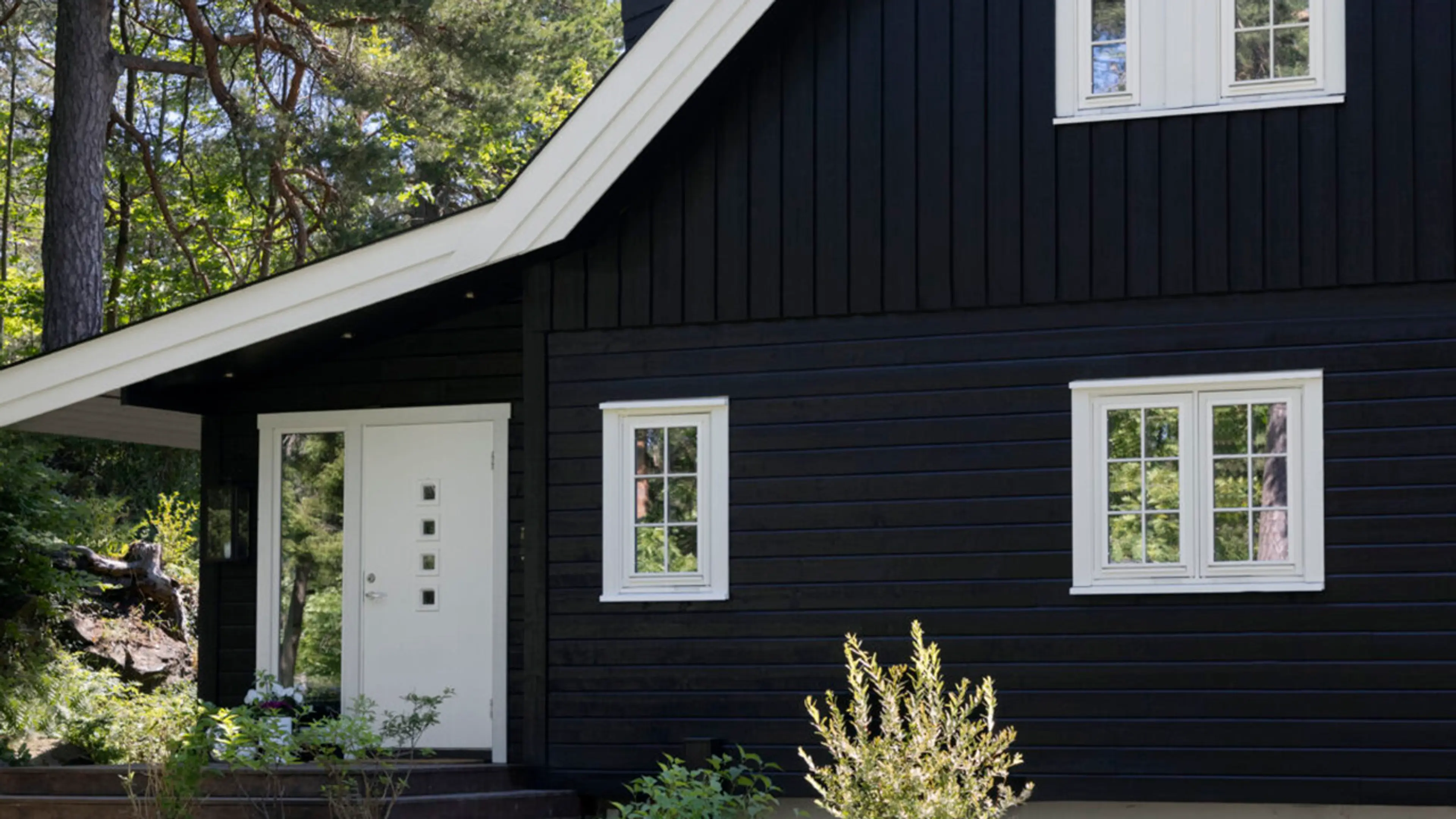 Hus malt med matt utebeis fra Tyrilin i fargen 1206 Svarthatten.