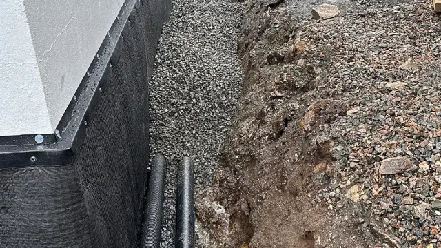 Grunnmur med isolasjon og drensplate.