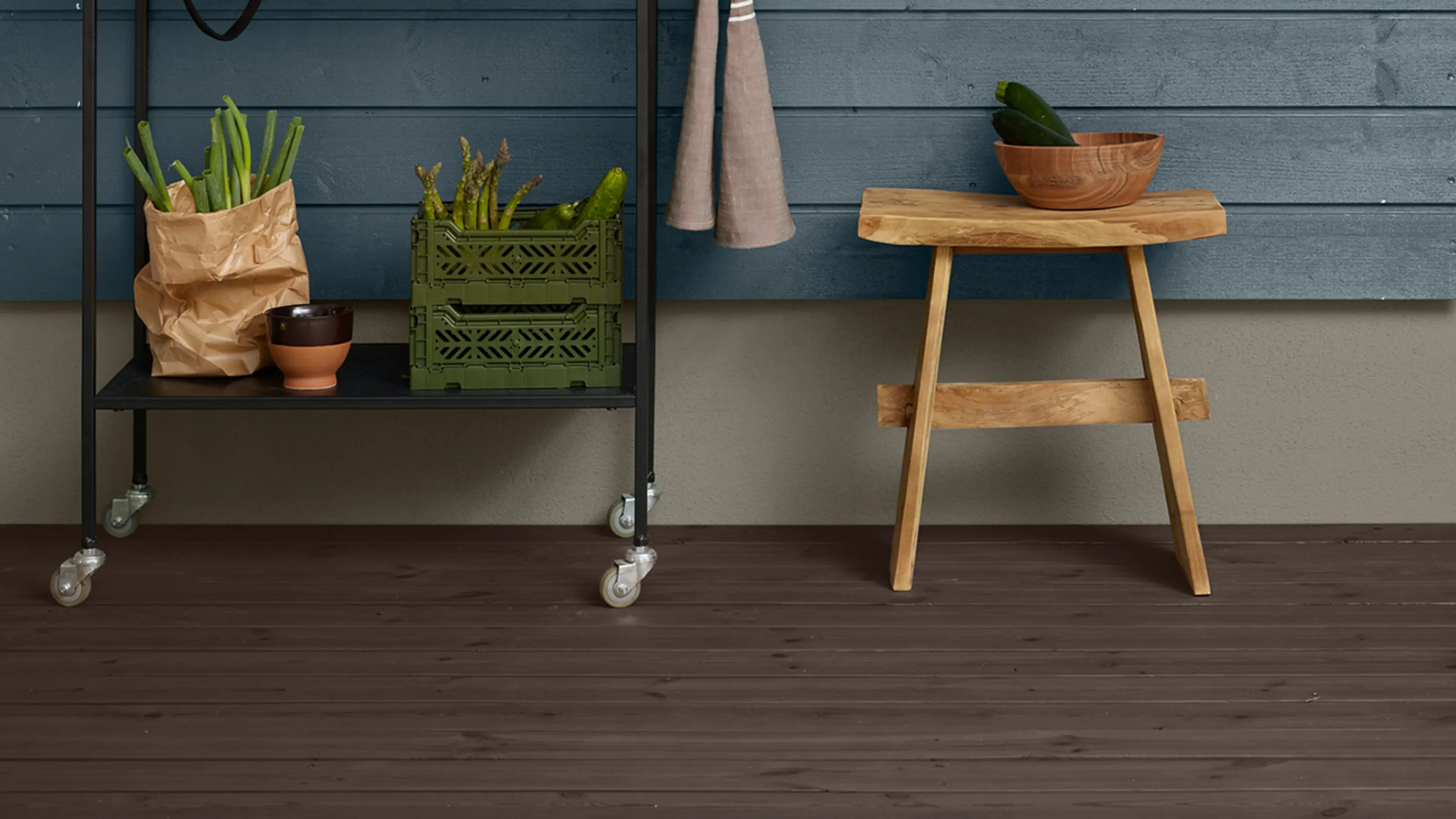 Jotun Trebitt terrassebeis 9805 Sløret Sort til blå husfasade.