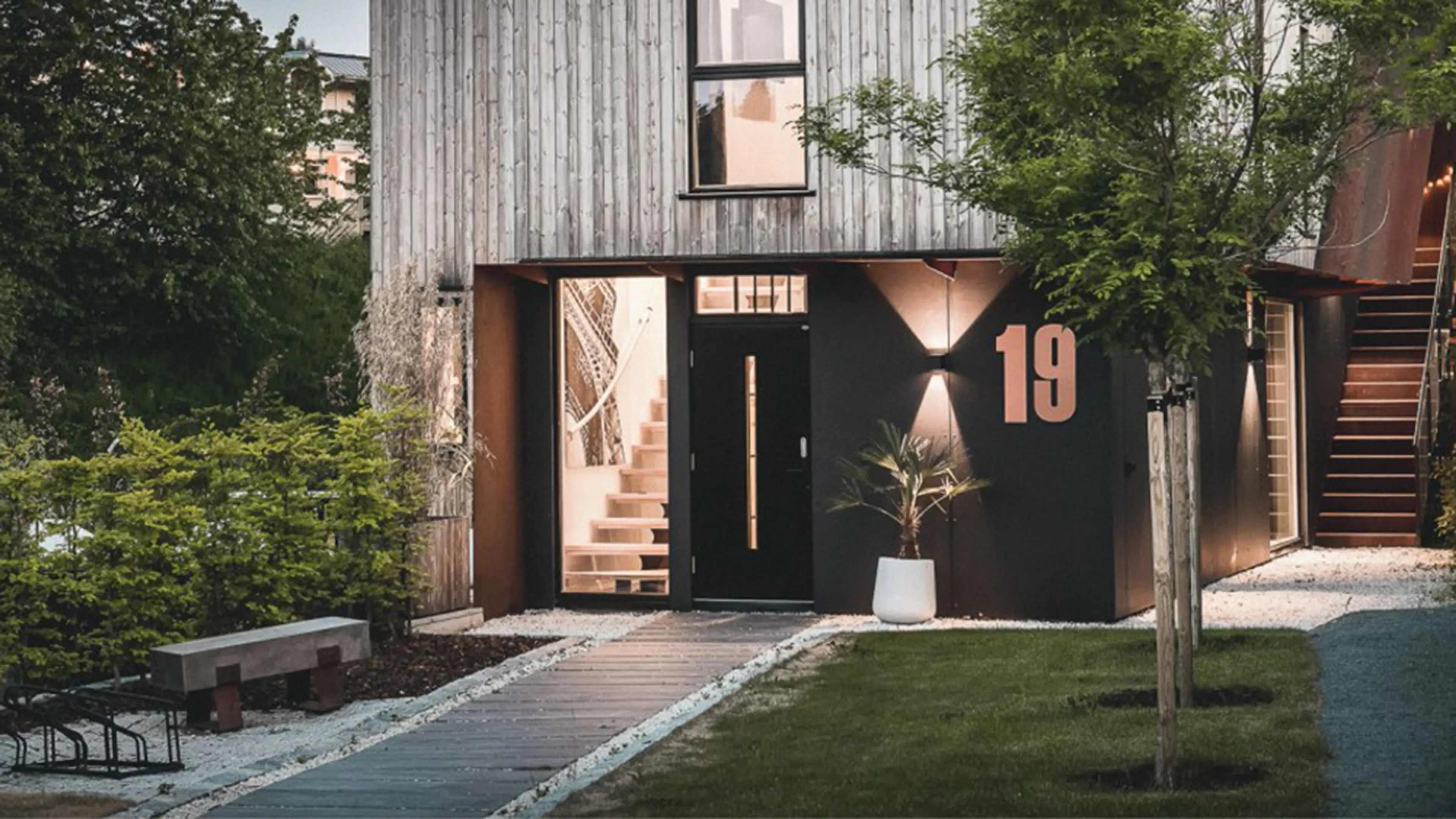 Dører med glassfelt slipper lys inn i entréen.