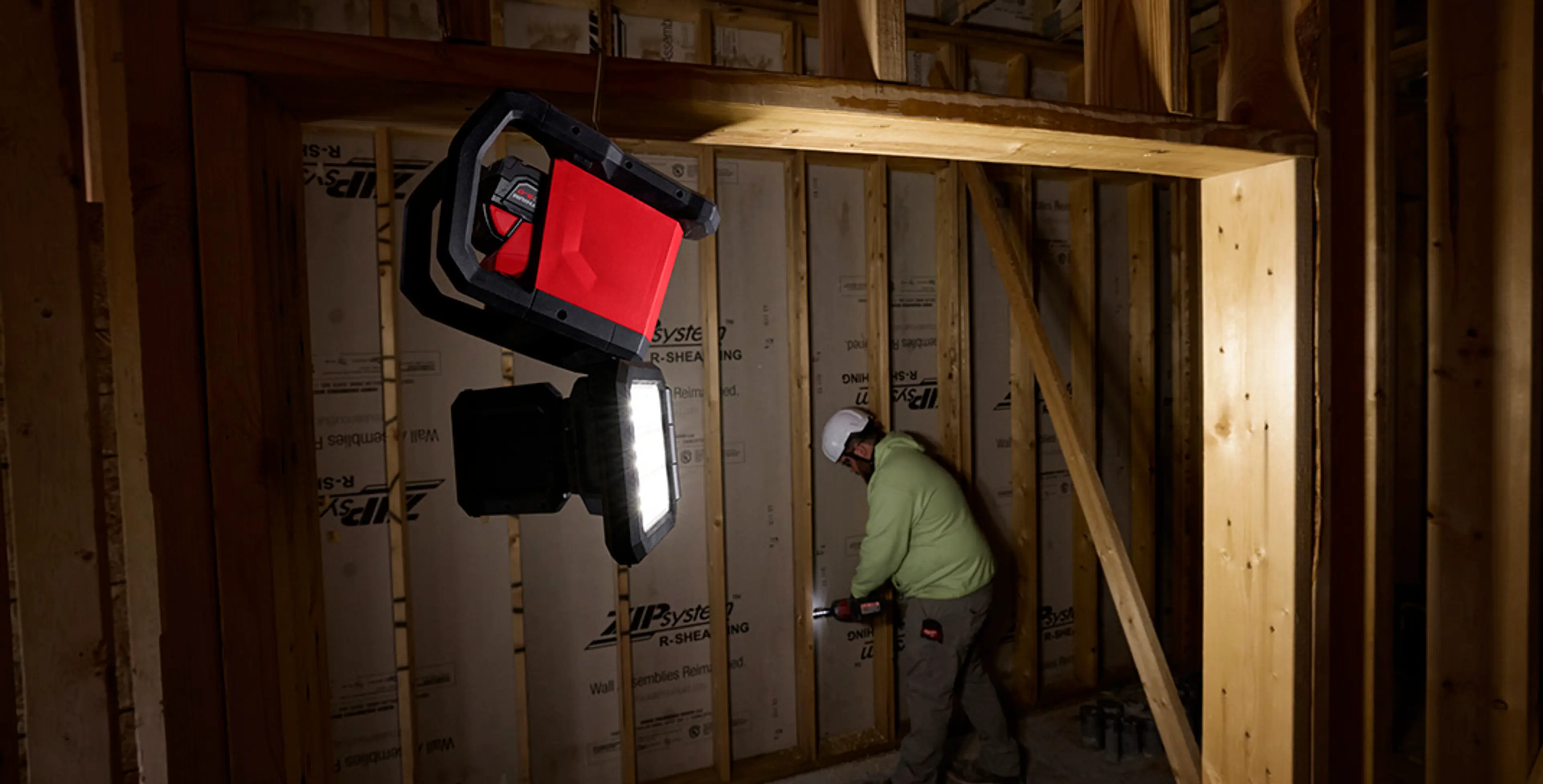 M18 MDTL arbeidslampe fra MILWAUKEE® som er hengt opp i hus som bygges.