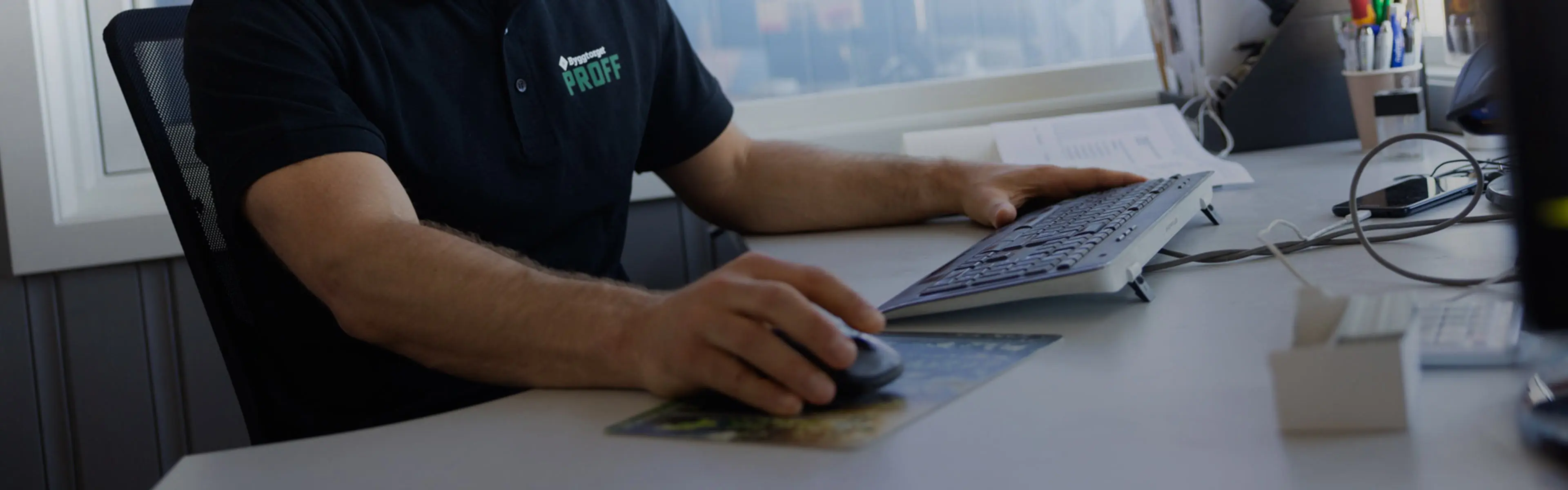 Byggtorget-ansatt som sitter og jobber ved en PC.