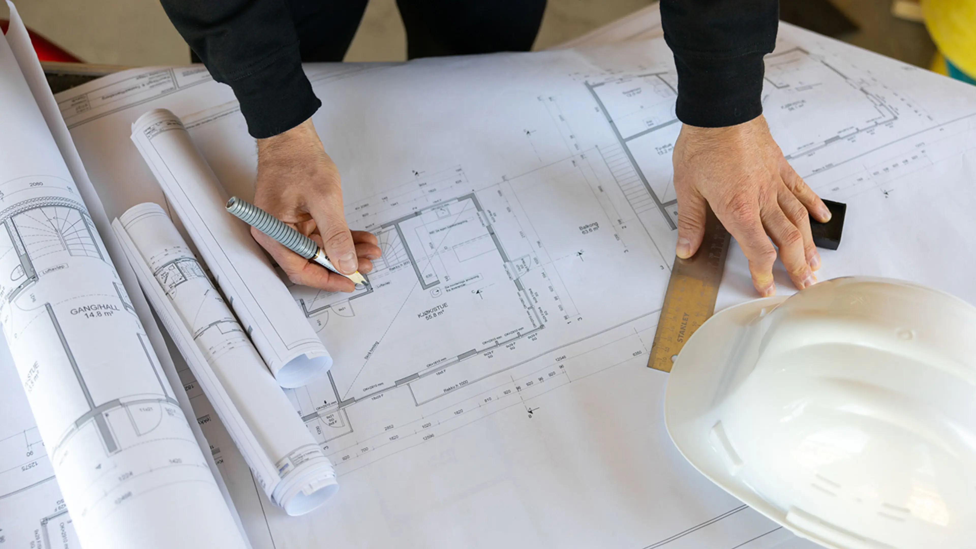 Person som ser på plantegning etter det nye bygningsenergidirektivet.
