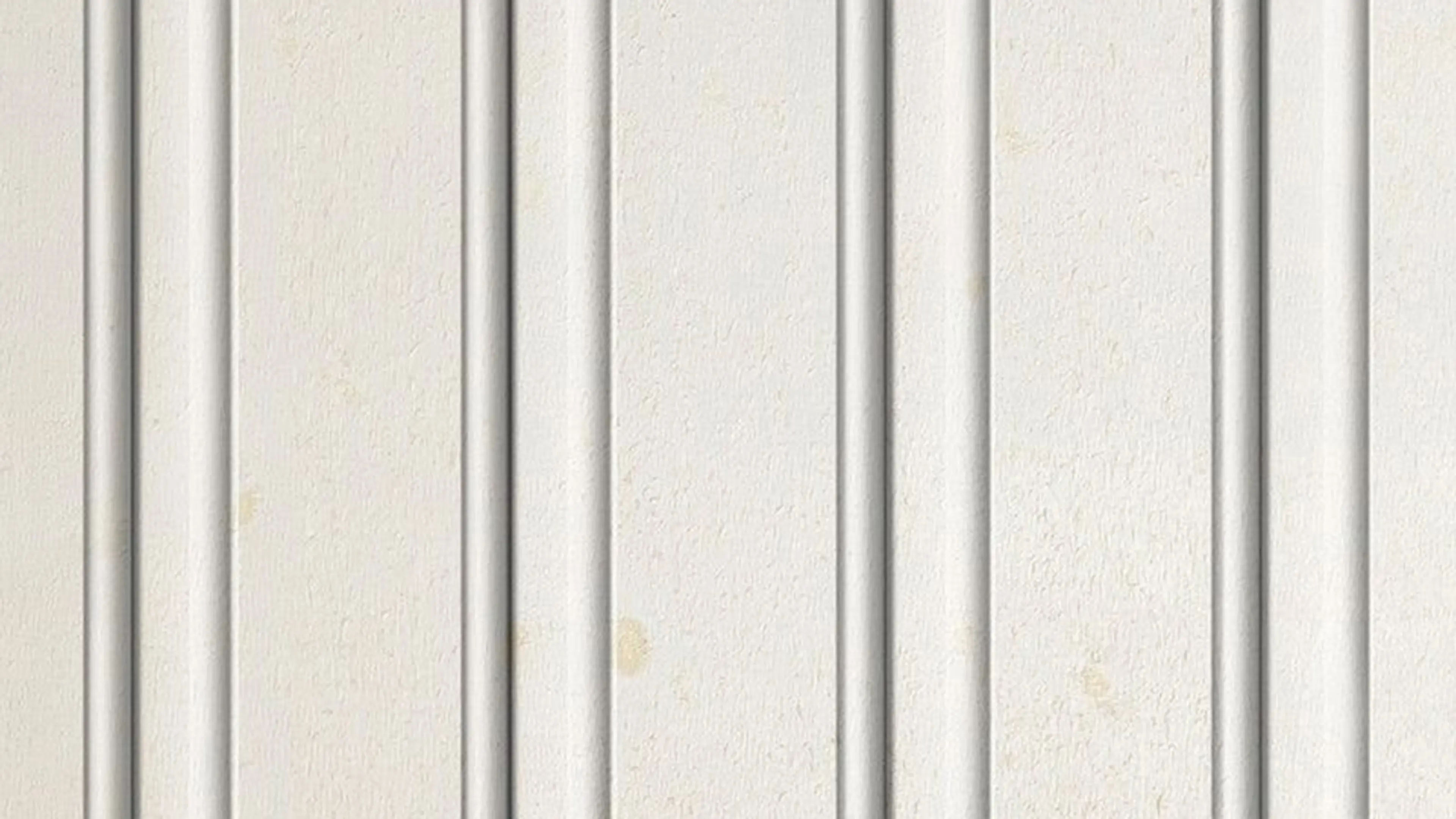 Hvit stående sveitserkledning med dobbelstaff.