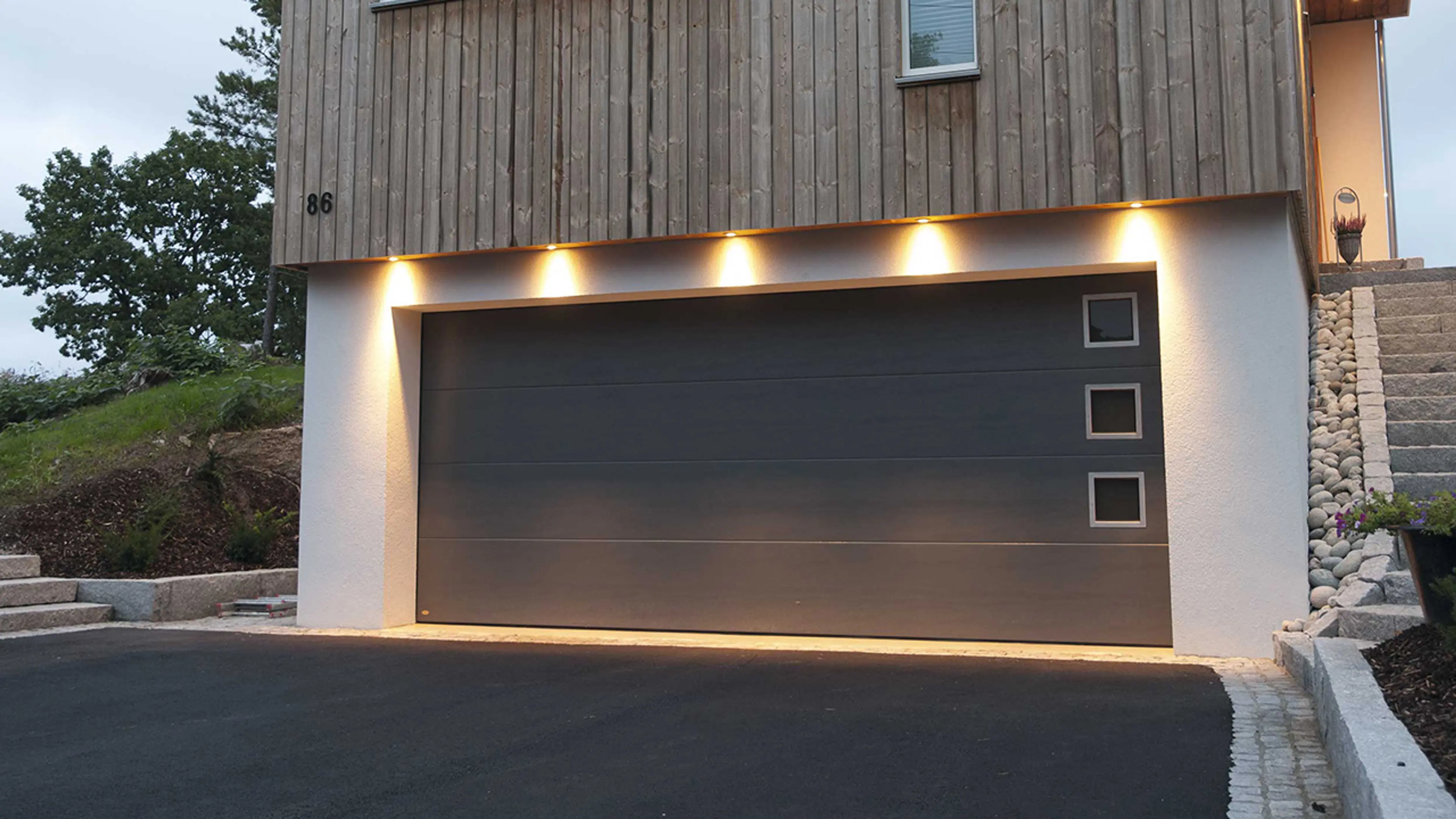 Garasjeport med garasjebelysning i form av spotter over porten.