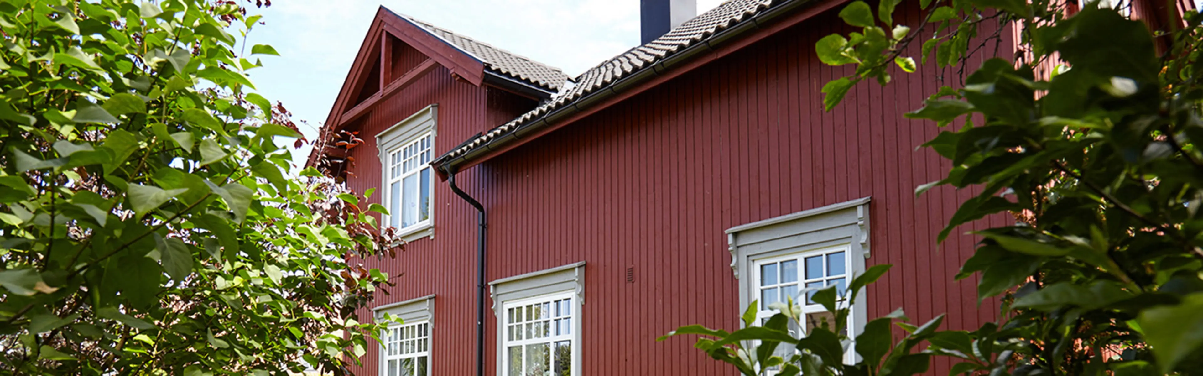 Ny kledning på gammelt hus malt med 2006 Husmannsrød fra Jotun.