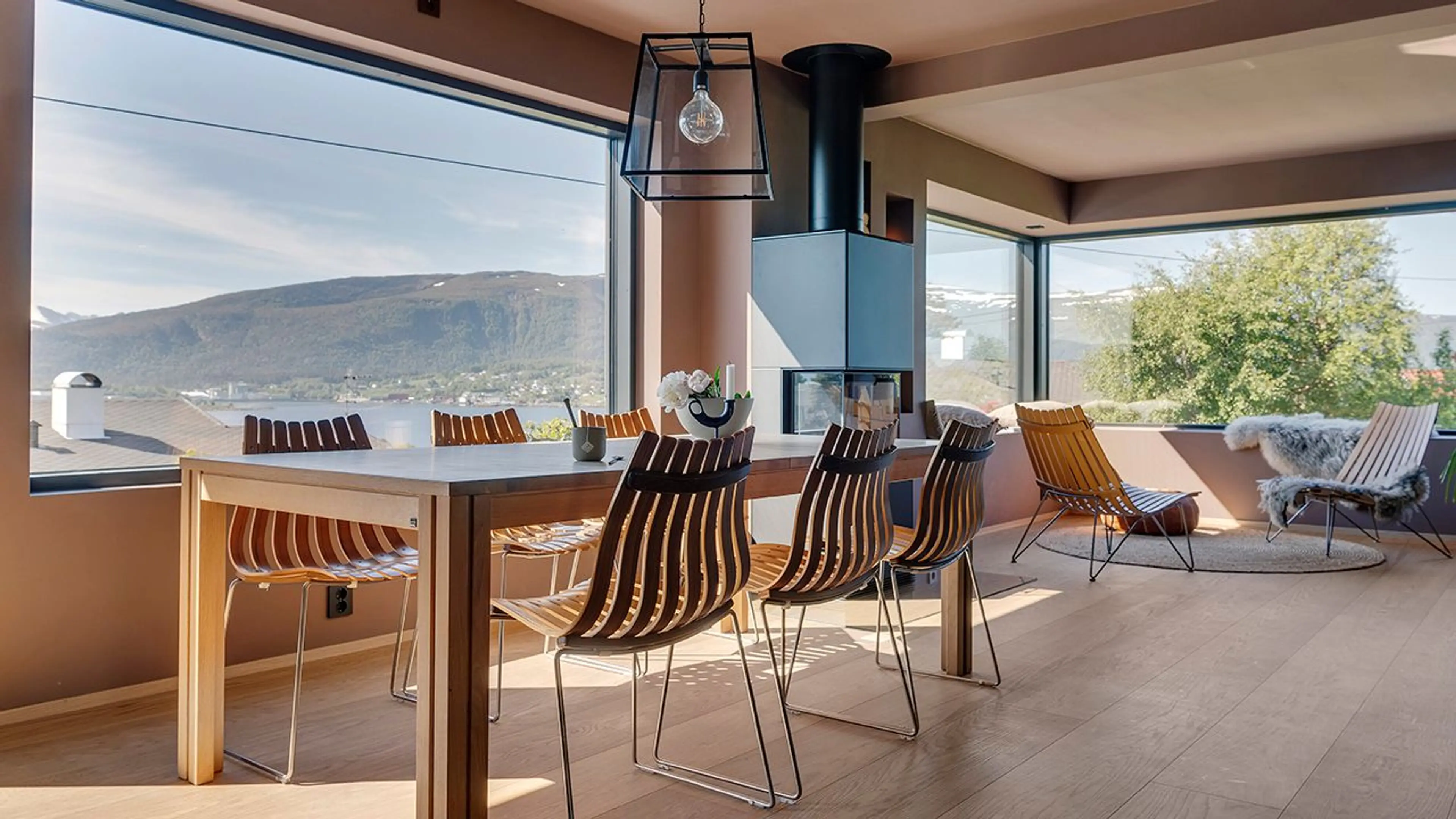 fin stue med store vinduer