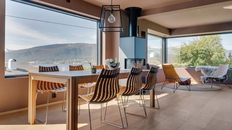 fin stue med store vinduer