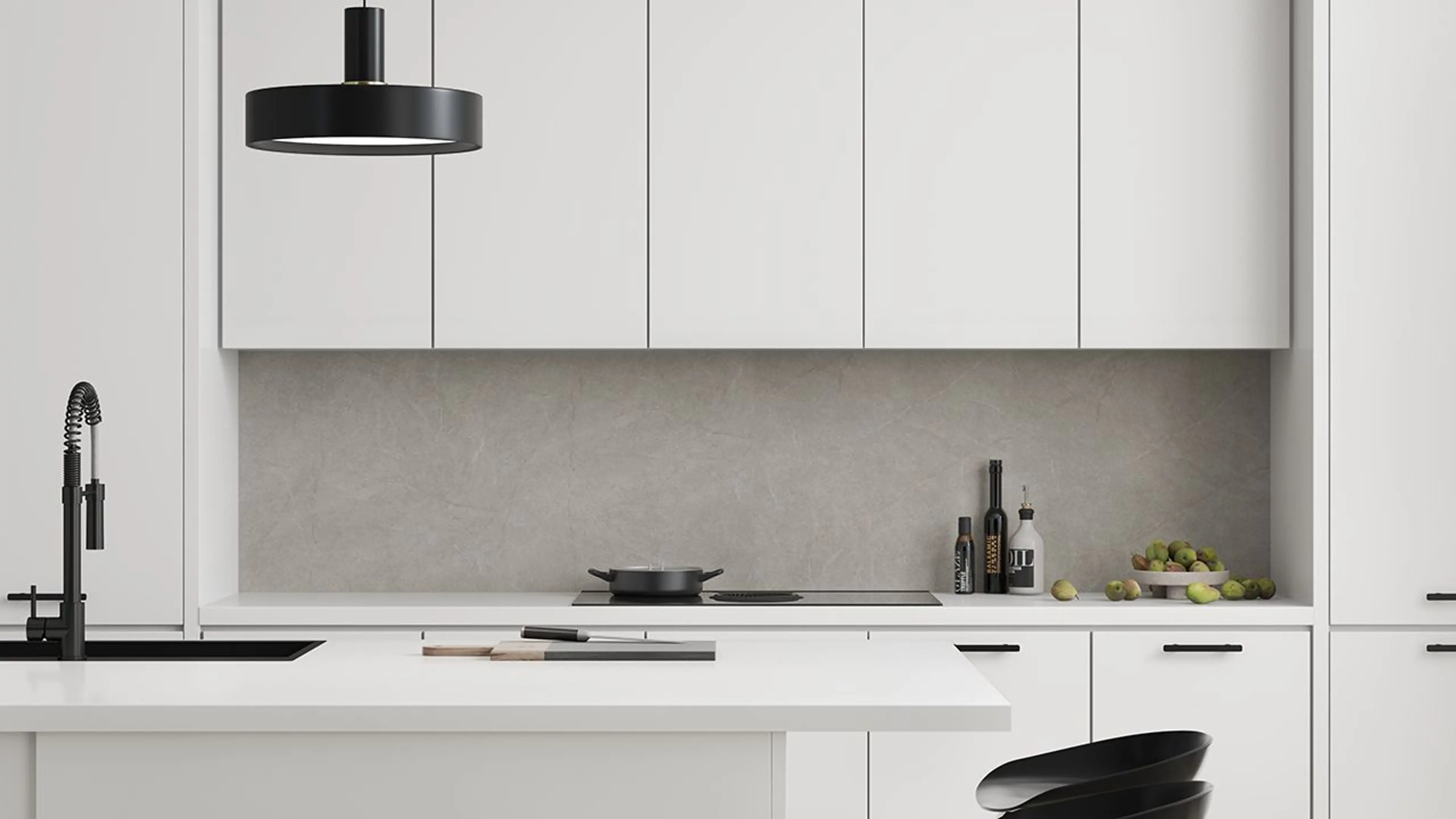 Hvitt kjøkken med sorte detaljer og kjøkkenplate i Polished Stone fra Fibo.