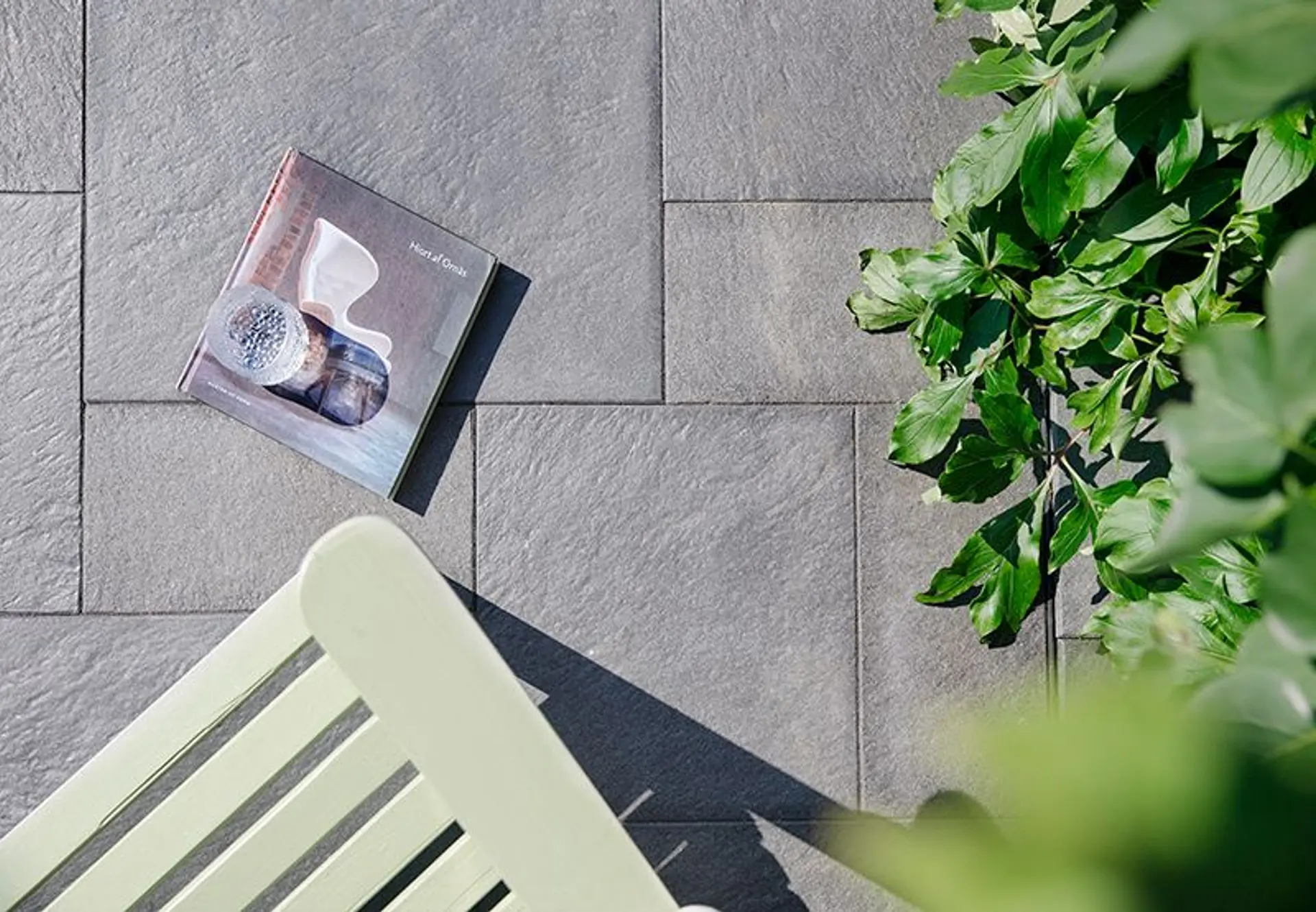 Grå steinheller uteplass.