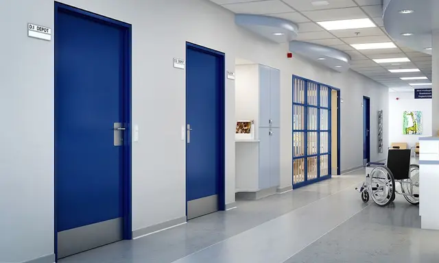 sykehuskorridor med blå dører