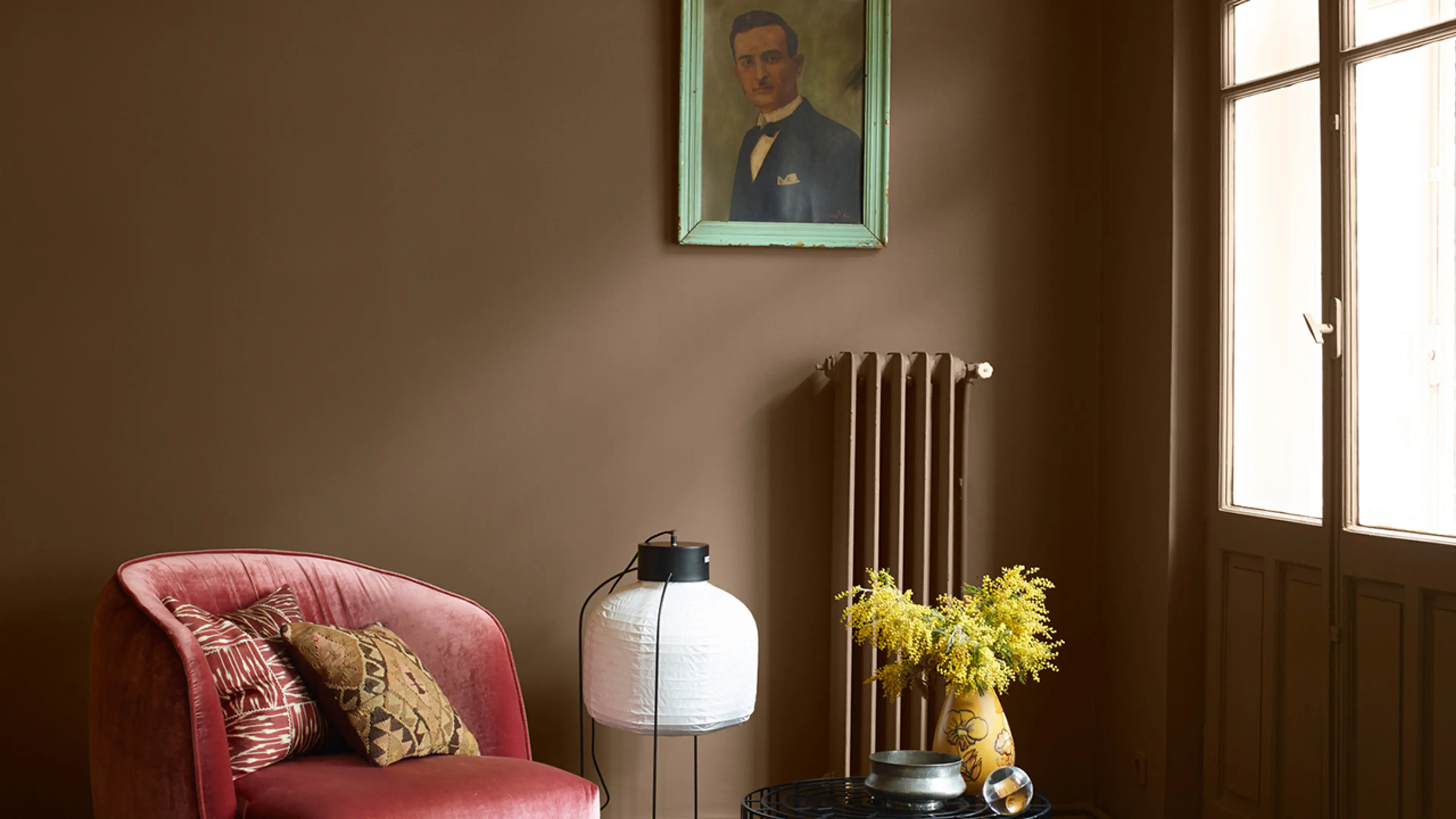 Rustikk stue malt med 1362 Olive Brown fra Jotun.