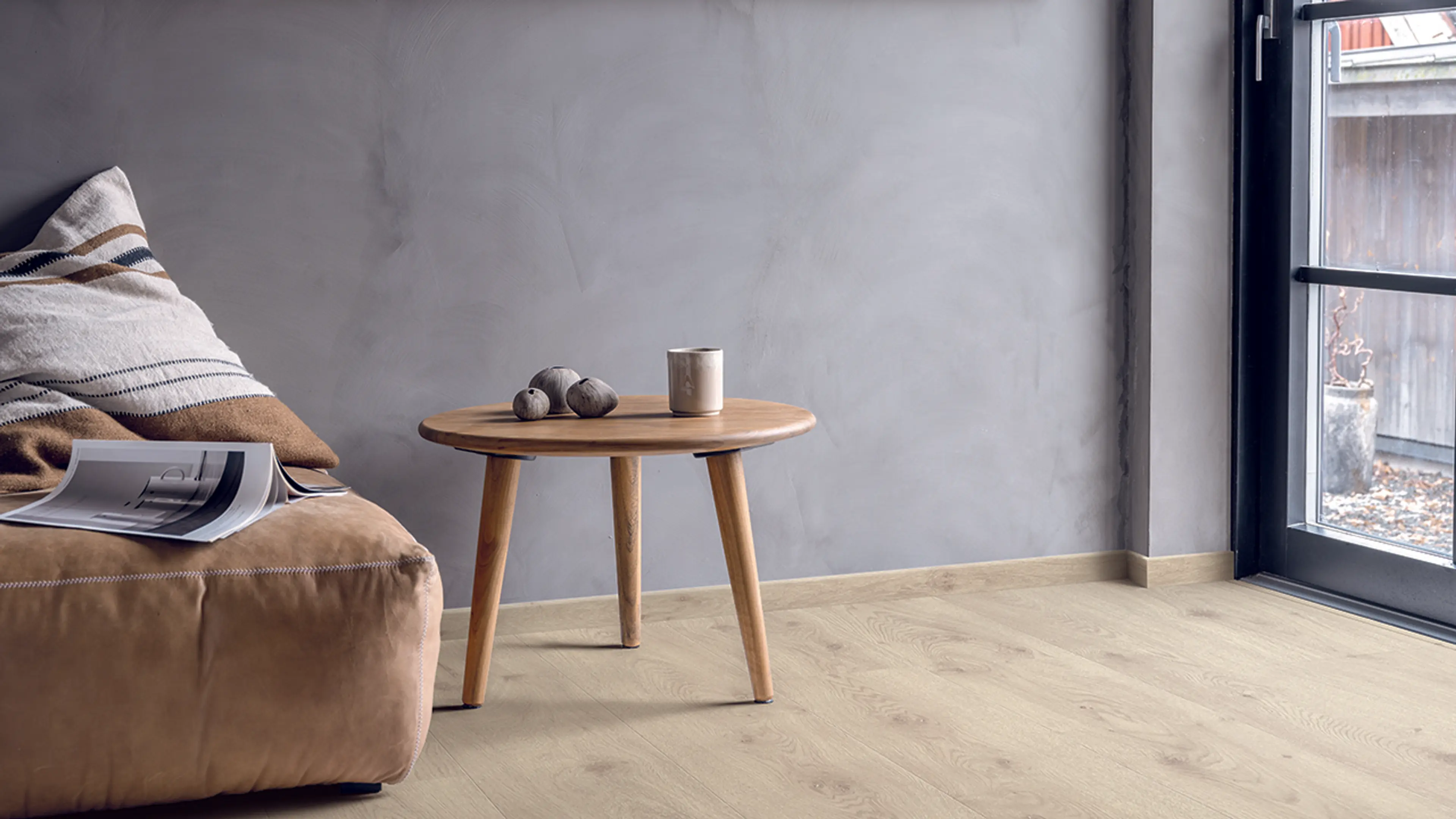 Rom med grå kalkvegger og Trondheim laminatgulv fra Pergo i fargen Light Grey Oak.