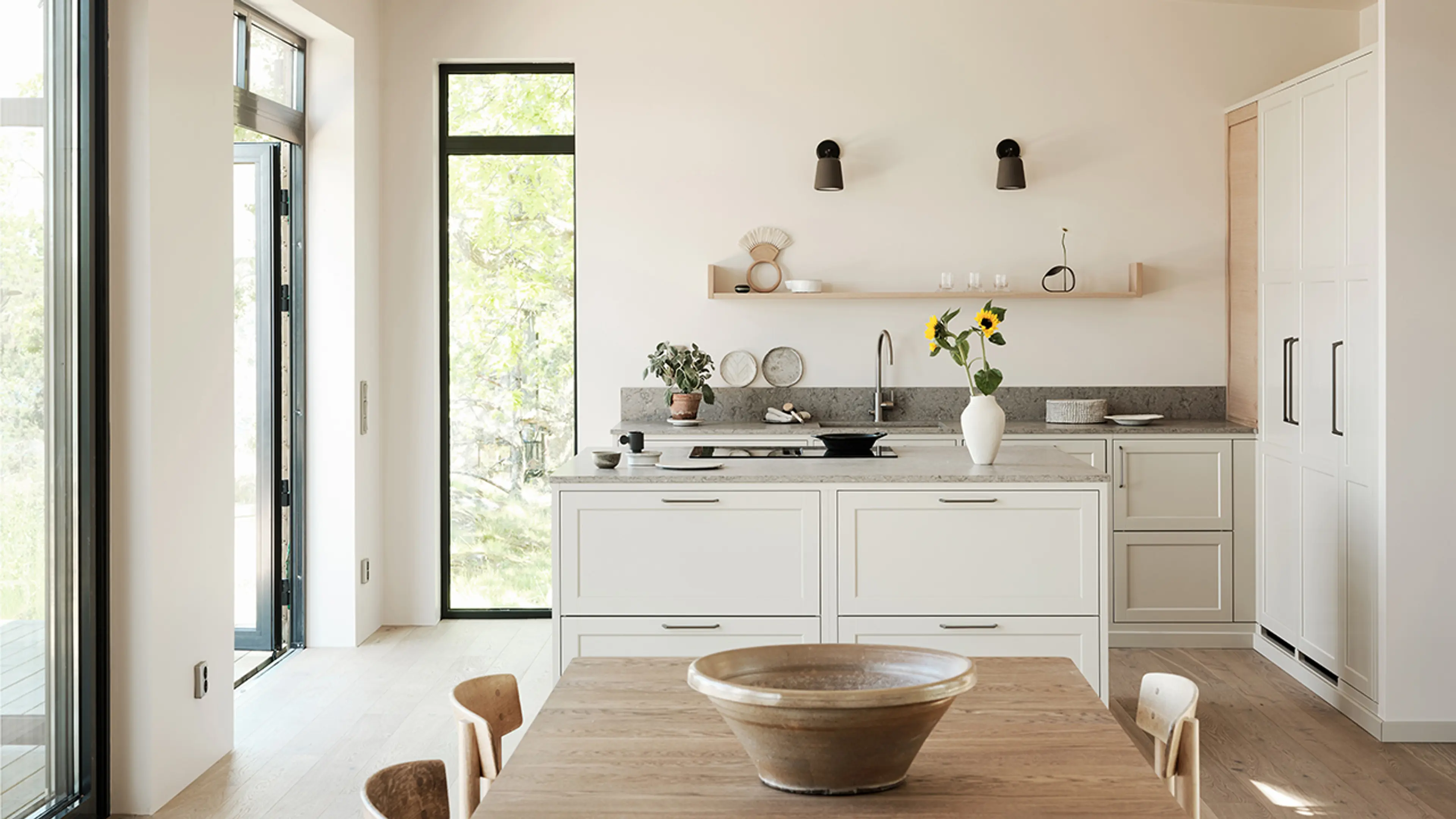 Hyttekjøkken i lys skandinavisk stil og benkeplate i stein.