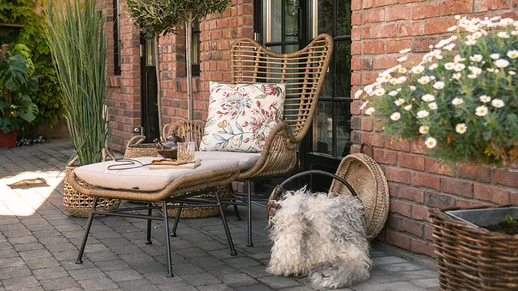 Aaltvedt Rådhus belegningsstein som platting utenfor murhus.