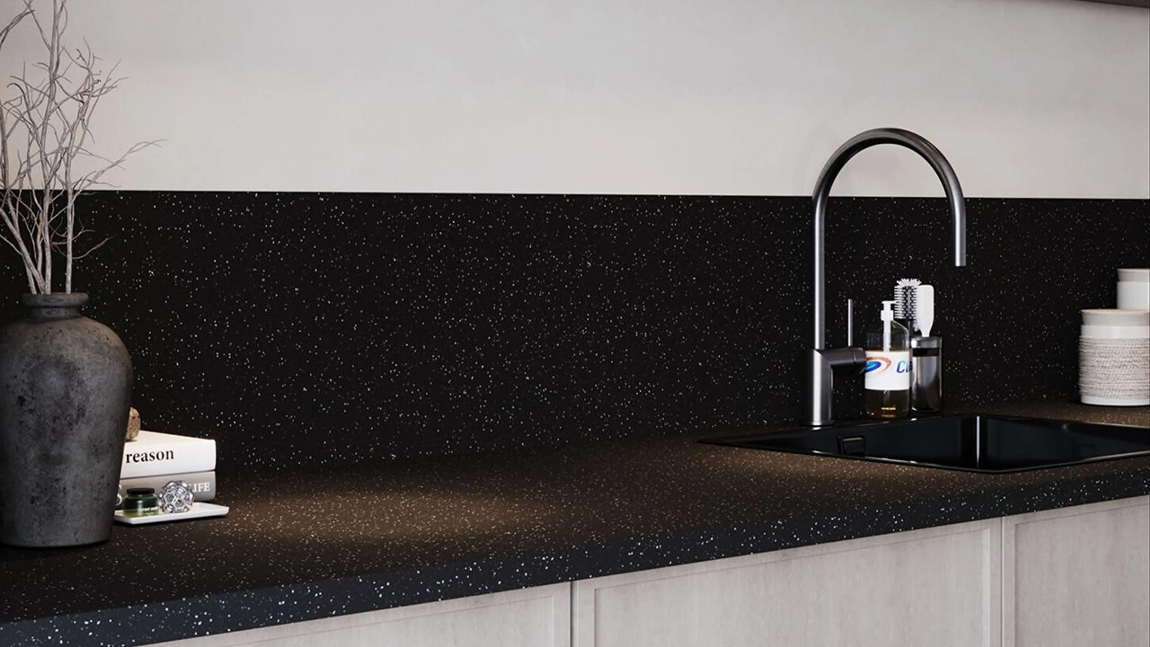 Kjøkkenbenk med splashboard i granite dark.