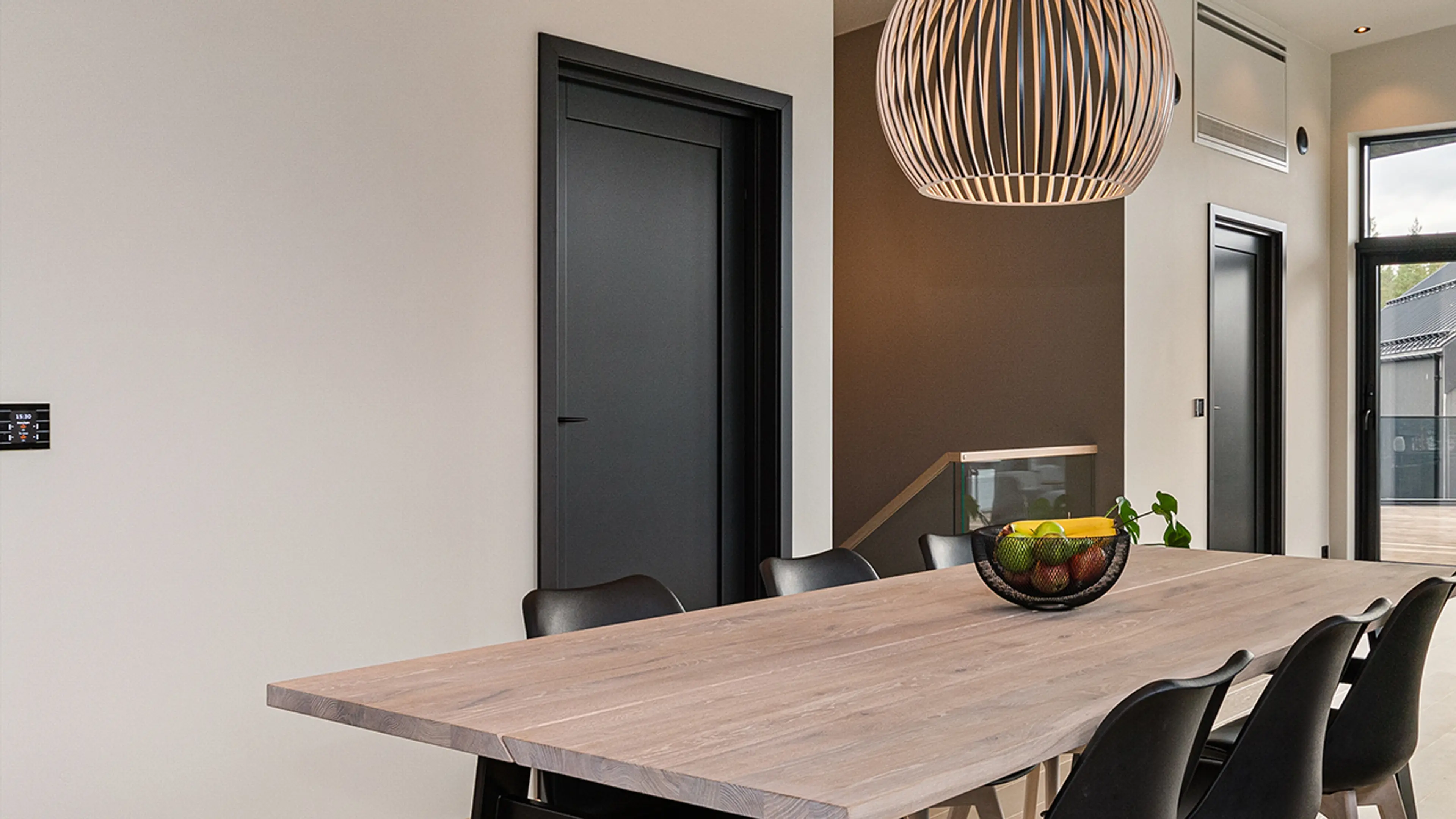 Moderne kjøkken med sort dør inne.