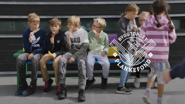 Gjennom Byggtorgets Plankefond fikk Oda (9) oppfylt ønsket sitt om en vennebenk på skolen. Et prosjekt som fremmer inkludering på Rogne skule i Øystre Slidre.